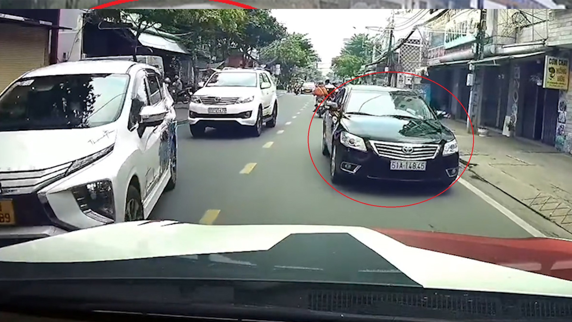 Tài xế U60 lái xe Toyota Camry đỗ ngược chiều ‘như ngáo đá’: Dân mạng phẫn nộ! - Ảnh 2. Tài xế U60 lái xe Toyota Camry đỗ ngược chiều ‘như ngáo đá’: Dân mạng phẫn nộ! - Ảnh 2.