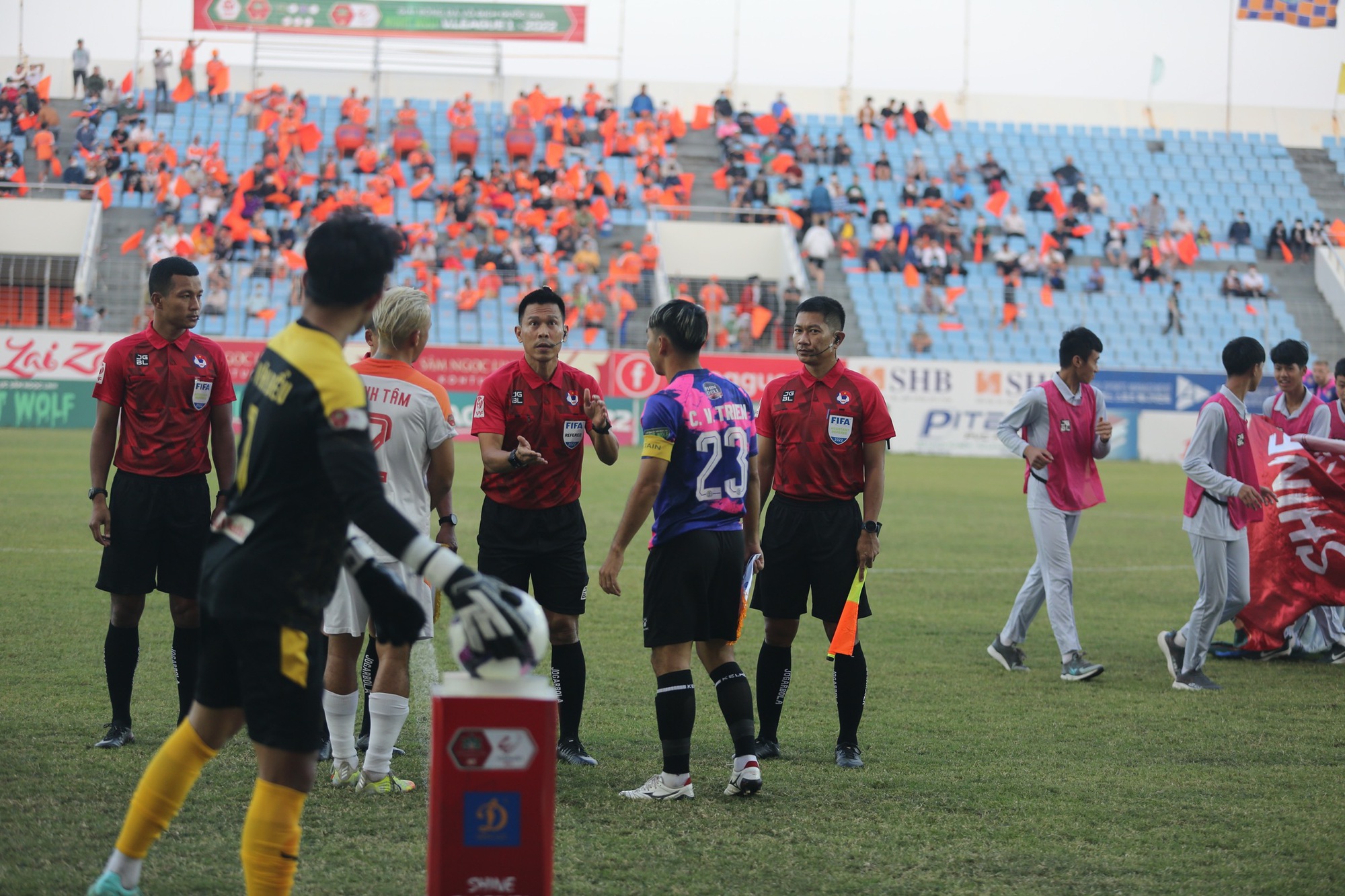 V-League 2023: Trọng tài Thái Lan điều hành trận nóng đội TP.HCM đấu Đà Nẵng FC - Ảnh 1.