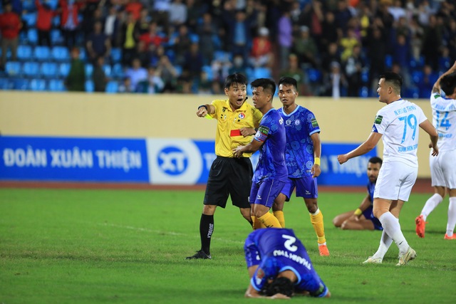 Trọng tài Hồng Vũ bắt giải hạng nhất sau quả 11 m gây tranh cãi ở V-League - Ảnh 1.