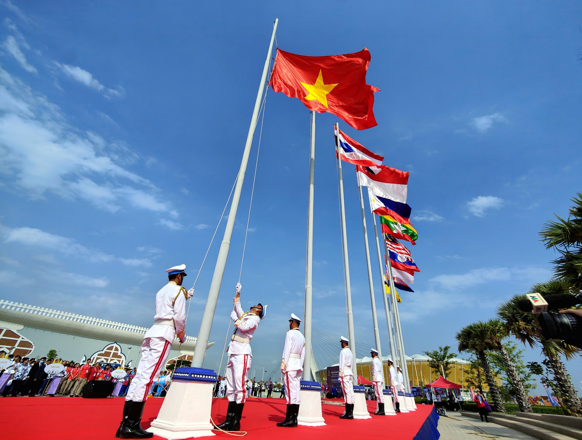 Quốc kỳ Việt Nam tung bay trong lễ thượng cờ SEA Games 32  - Ảnh 2.