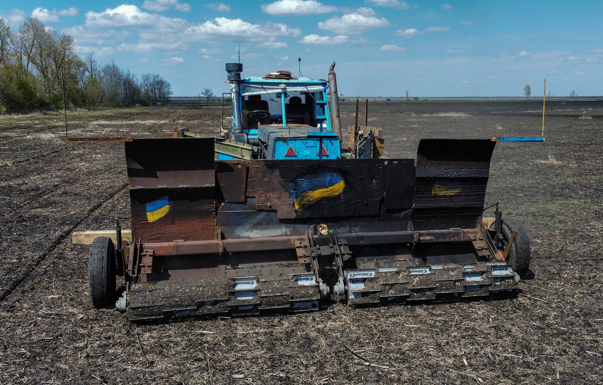 Nông dân Ukraine rà phá bom mìn bằng máy kéo - Ảnh 1.