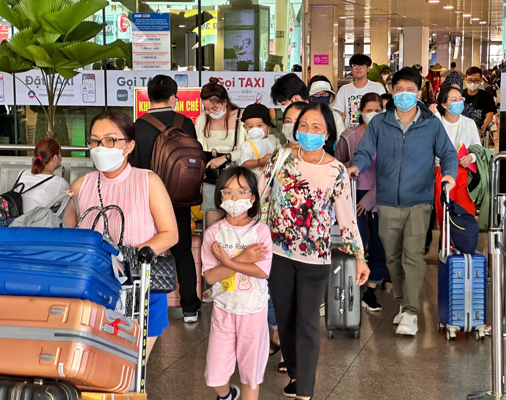 Trưa nay, sân bay Tân Sơn Nhất đông đúc người trở lại TP.HCM ngày cuối kỳ nghỉ - Ảnh 1.