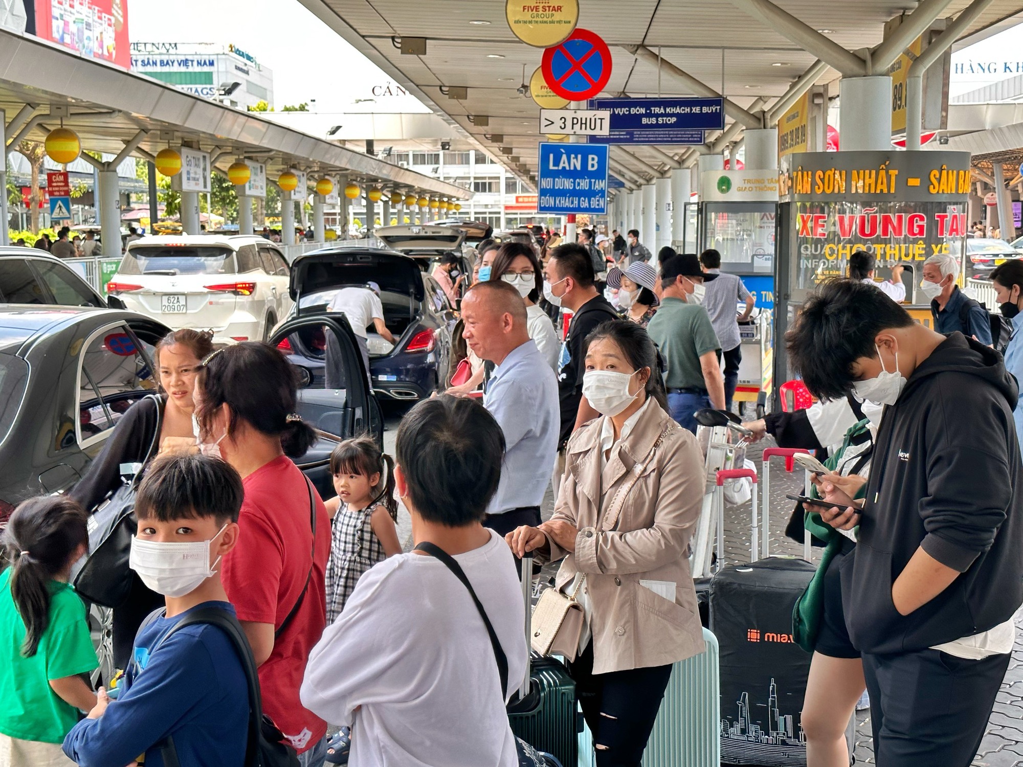 Trưa nay, sân bay Tân Sơn Nhất đông đúc người trở lại TP.HCM ngày cuối kỳ nghỉ - Ảnh 4.