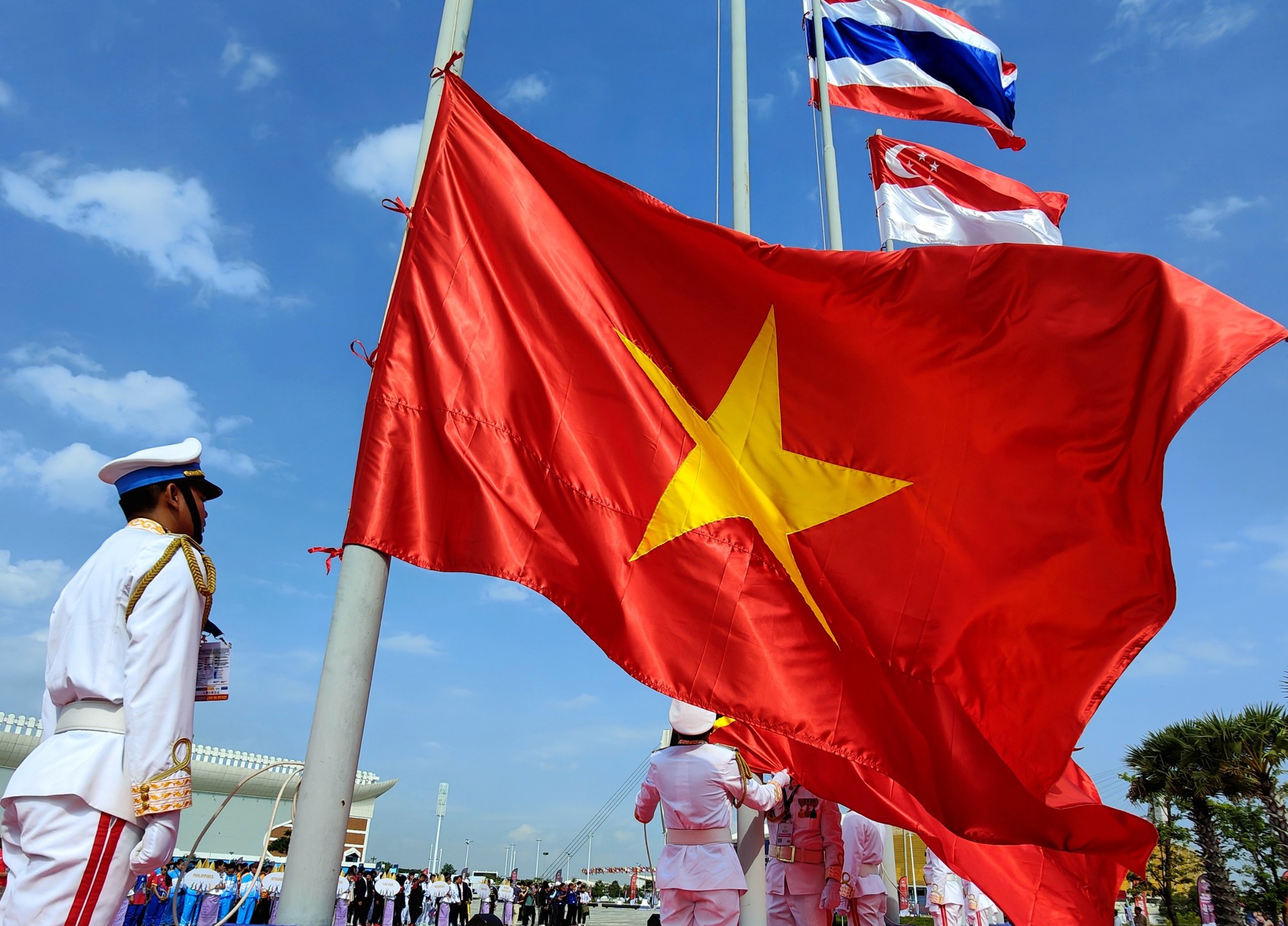 Quốc kỳ Việt Nam tung bay trong lễ thượng cờ SEA Games 32  - Ảnh 1.