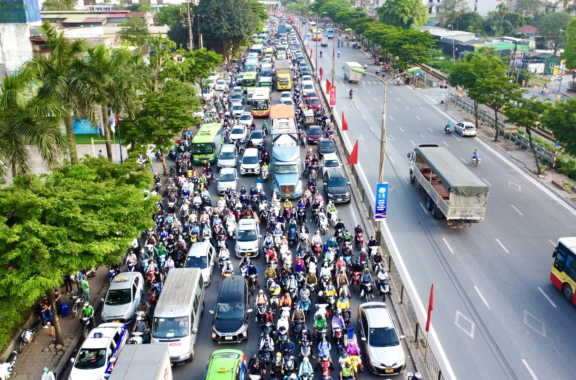 Người dân lỉnh kỉnh đồ đạc trở lại Hà Nội, cửa ngõ phía nam ùn  tắc - Ảnh 1.