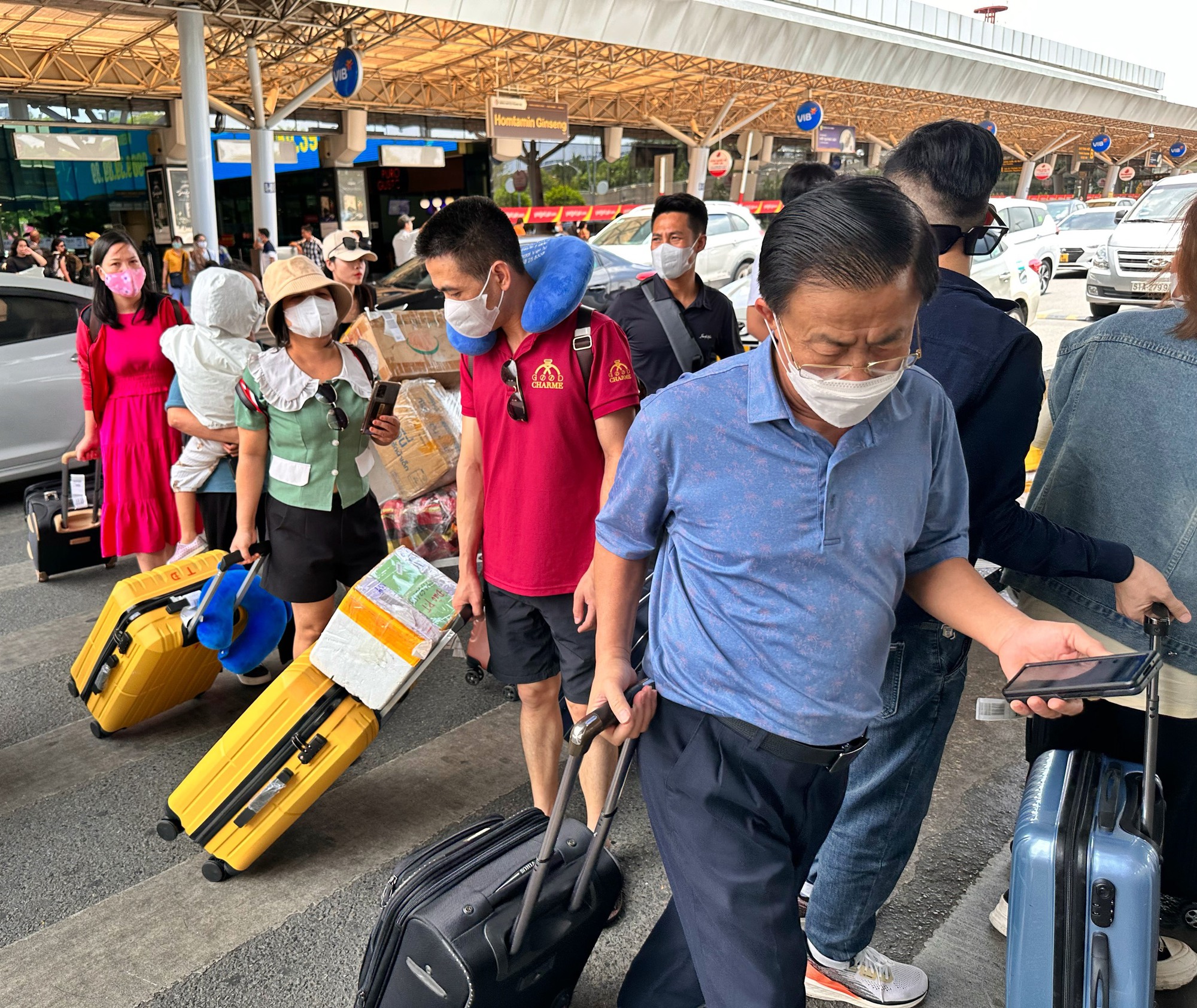 Trưa nay, sân bay Tân Sơn Nhất đông đúc người trở lại TP.HCM ngày cuối kỳ nghỉ - Ảnh 6.