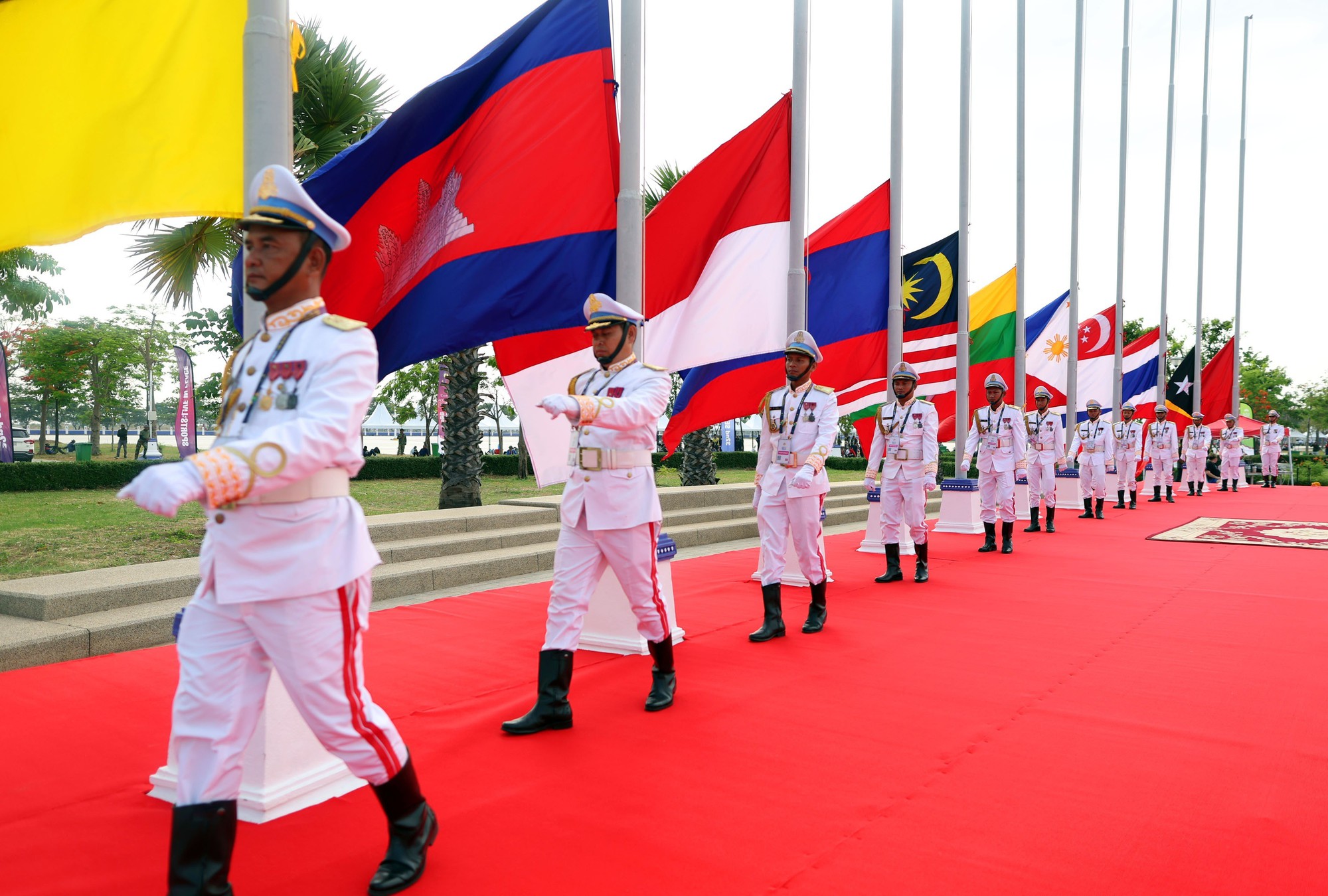 Thiêng liêng lễ thượng cờ Tổ quốc của đoàn thể thao Việt Nam ở SEA Games 32 - Ảnh 2.