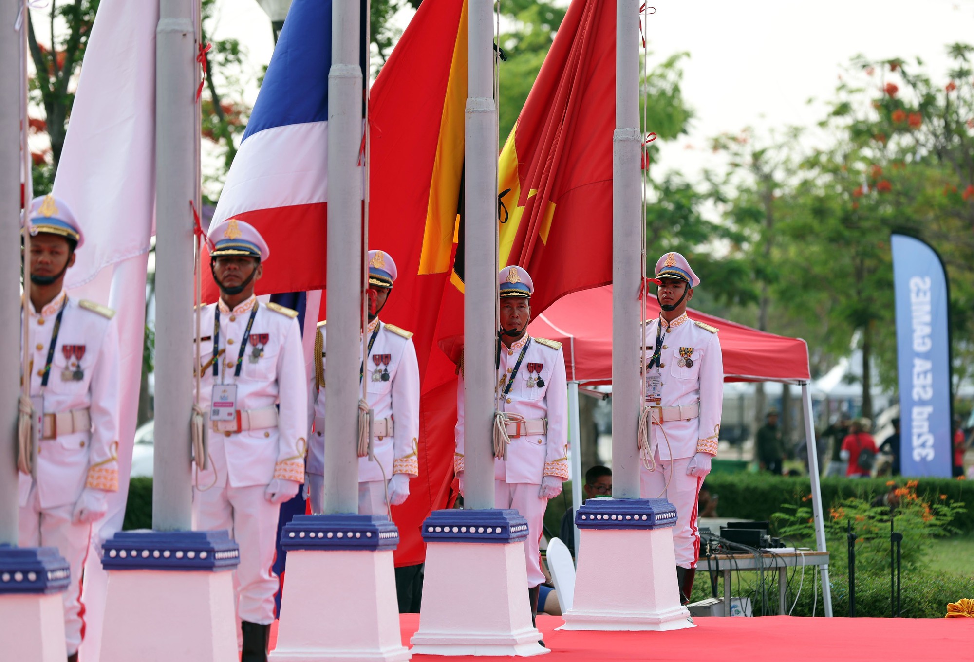 Thiêng liêng lễ thượng cờ Tổ quốc của đoàn thể thao Việt Nam ở SEA Games 32 - Ảnh 3.