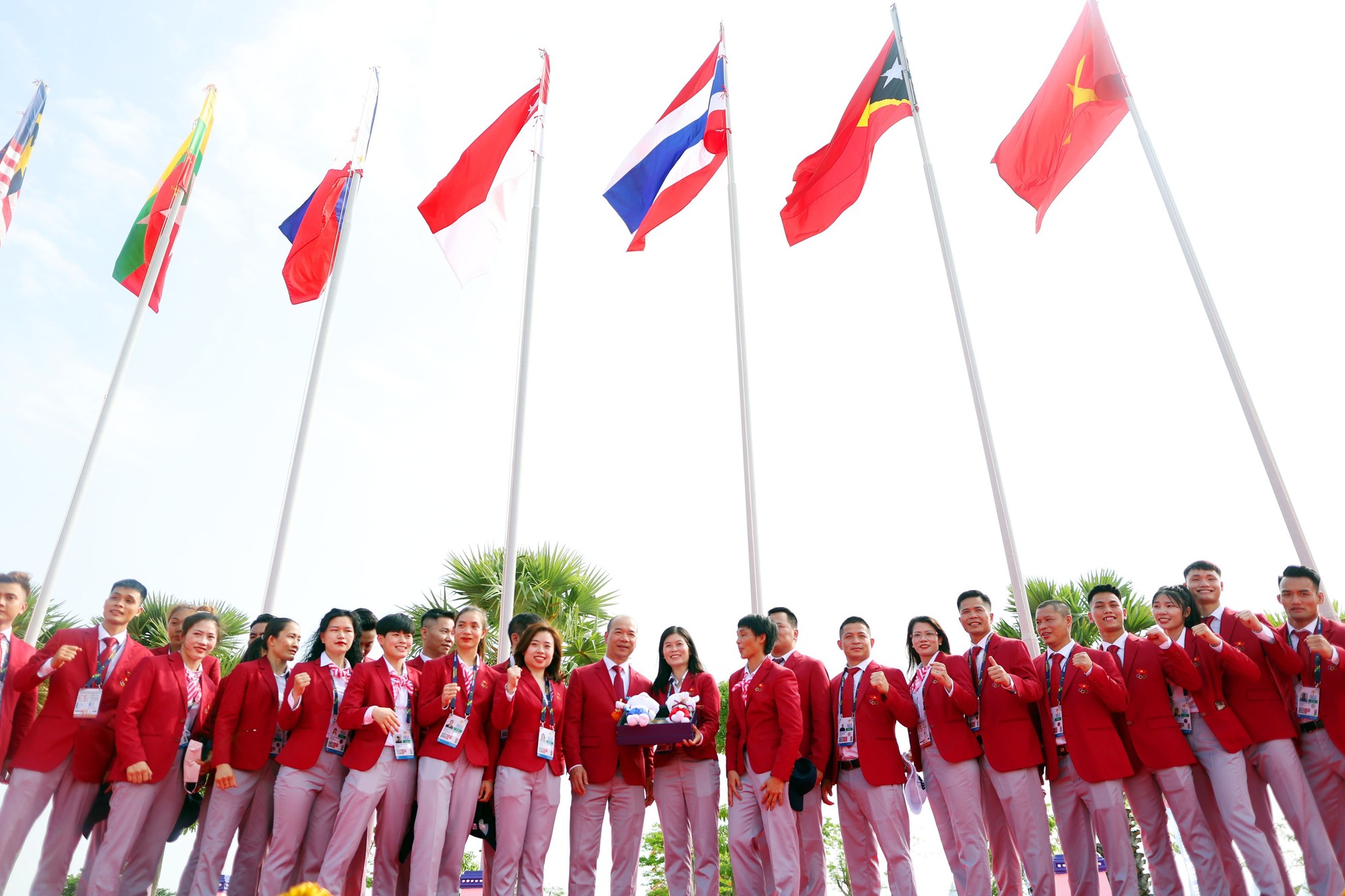 Thiêng liêng lễ thượng cờ Tổ quốc của đoàn thể thao Việt Nam ở SEA Games 32 - Ảnh 7.