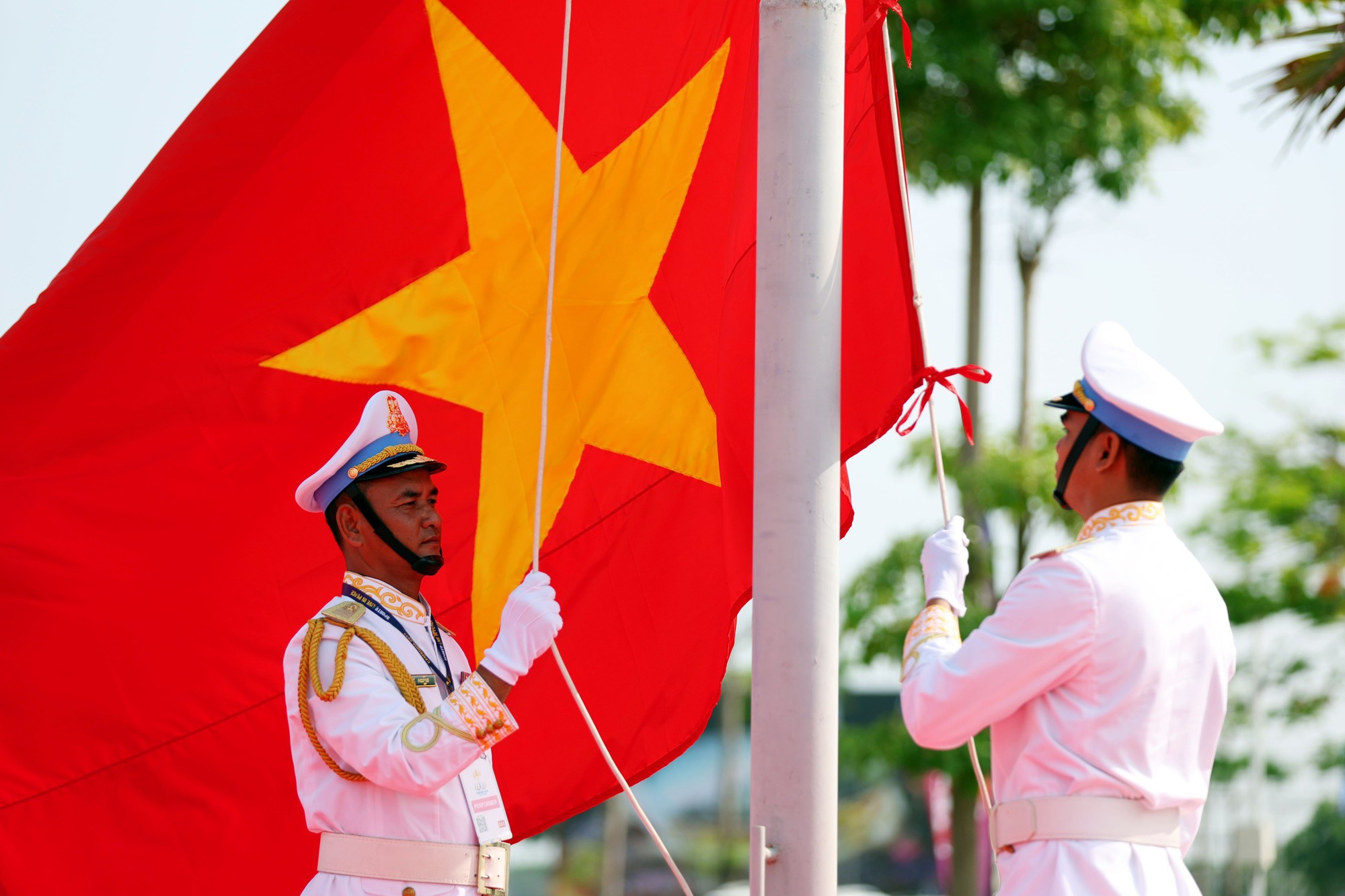 Thiêng liêng lễ thượng cờ Tổ quốc của đoàn thể thao Việt Nam ở SEA Games 32 - Ảnh 6.