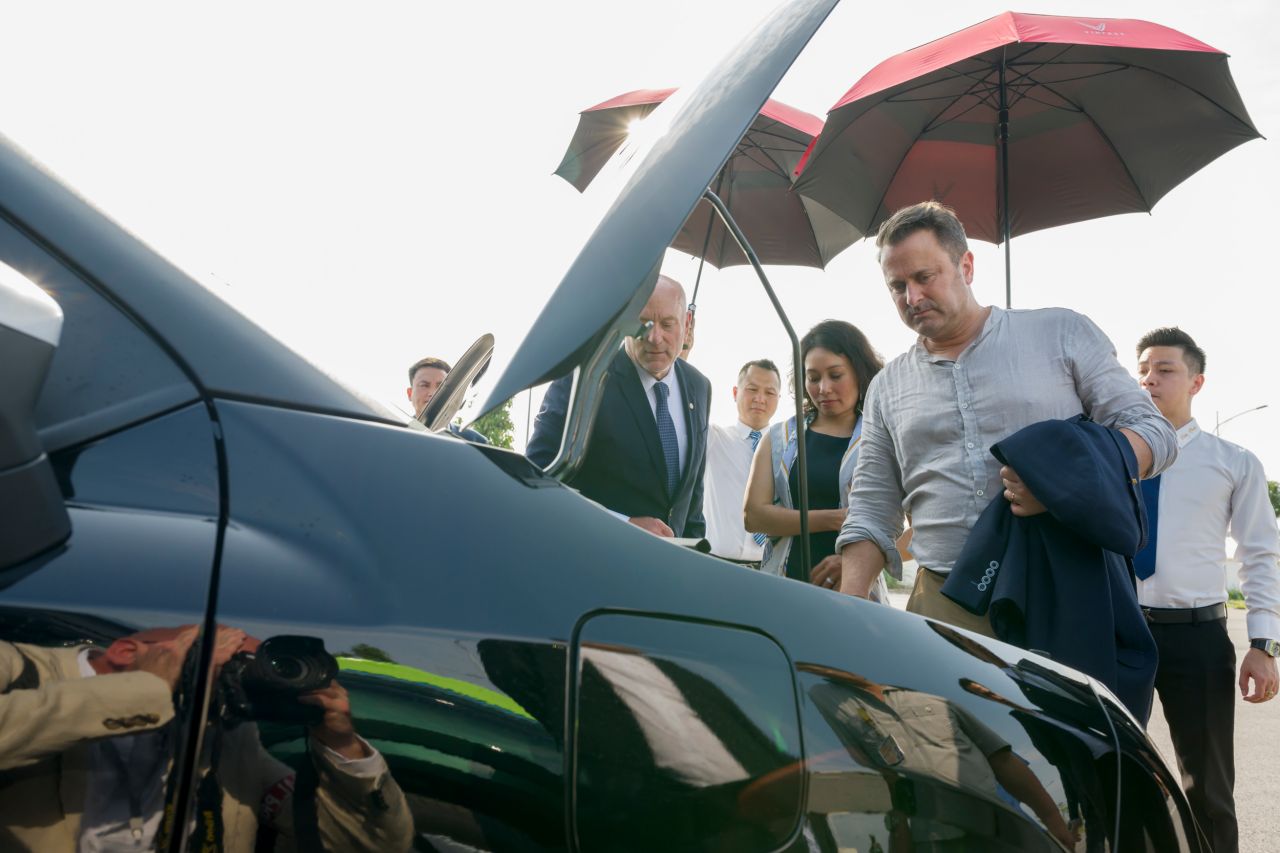 Thủ tướng Luxembourg tham quan vịnh Hạ Long, lái thử xe điện và đi dạo Hà Nội - Ảnh 3.