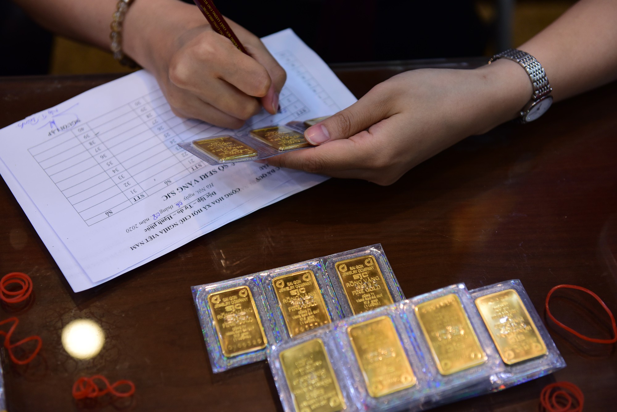 Giá vàng hôm nay 30.5.2023: Vàng nhẫn giảm 800.000 đồng/lượng - Ảnh 1.