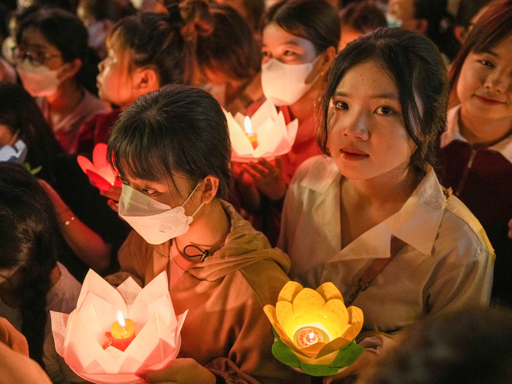 Đông nghẹt người đến chùa Pháp Hoa dự lễ hoa đăng mừng đại lễ Phật đản - Ảnh 5.