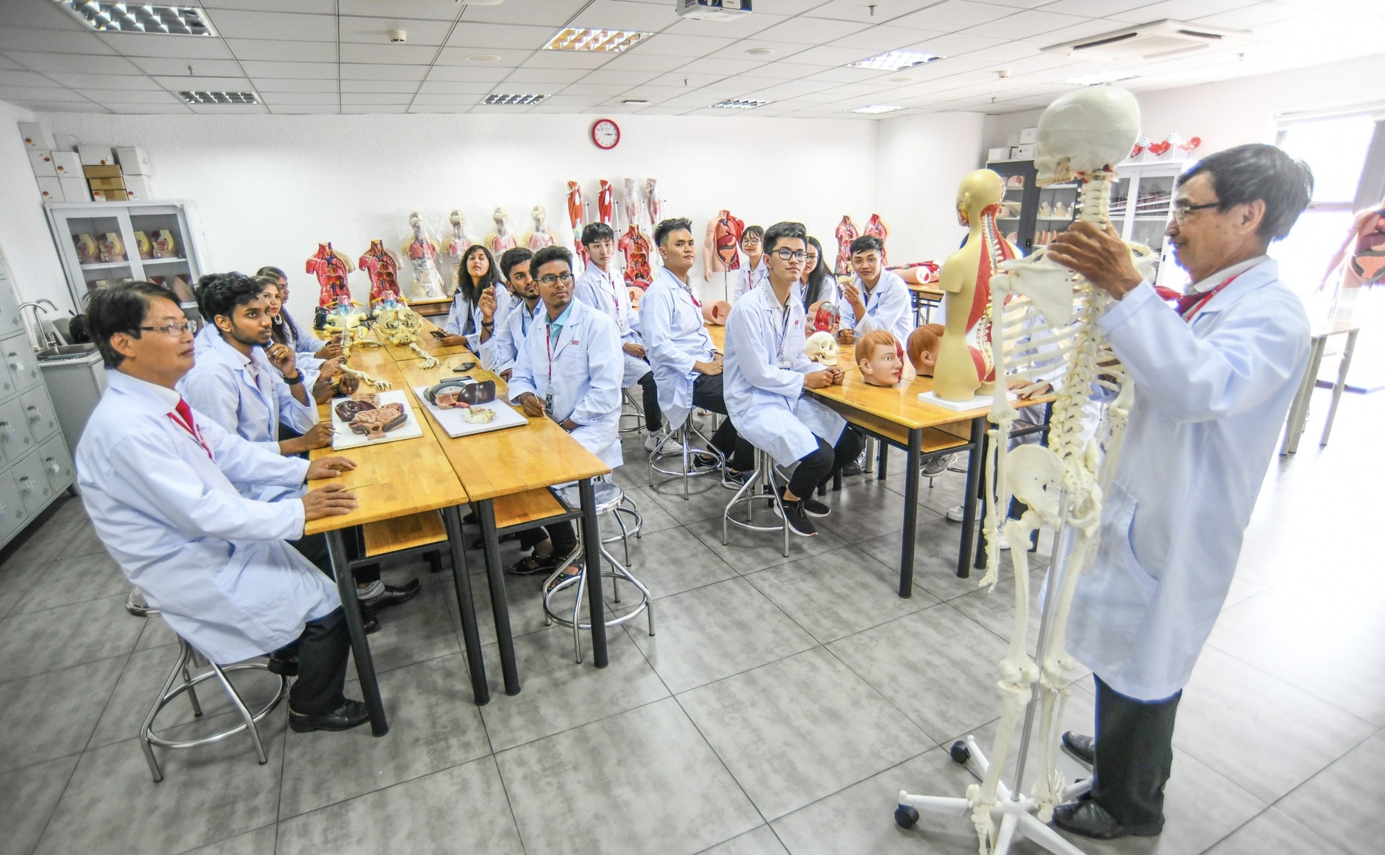 ហេតុអ្វីបានជាសាកលវិទ្យាល័យមួយមានថ្លៃសិក្សាពេទ្យដល់ទៅ ២២០ លានដុងក្នុងមួយឆ្នាំ? - រូបថត ១. Vì sao một trường ĐH có mức học phí ngành y khoa tới 220 triệu đồng/năm? - Ảnh 1.