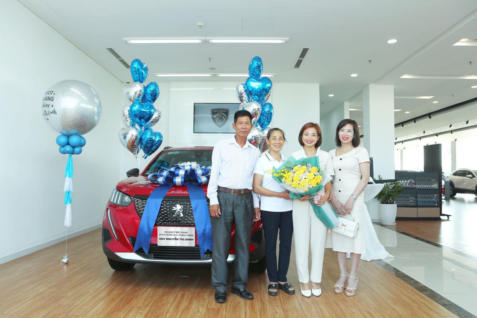 Nguyễn Thị Oanh hân hoan nhận xe Peugeot, chờ đợi trải nghiệm thú vị  - Ảnh 1.