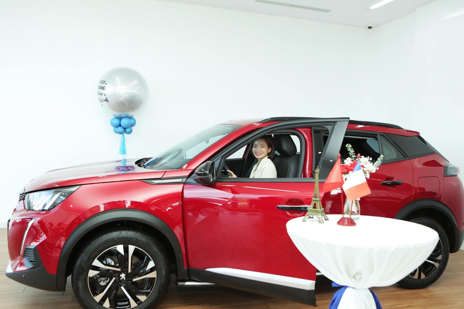 Nguyễn Thị Oanh hân hoan nhận xe Peugeot, chờ đợi trải nghiệm thú vị  - Ảnh 4.