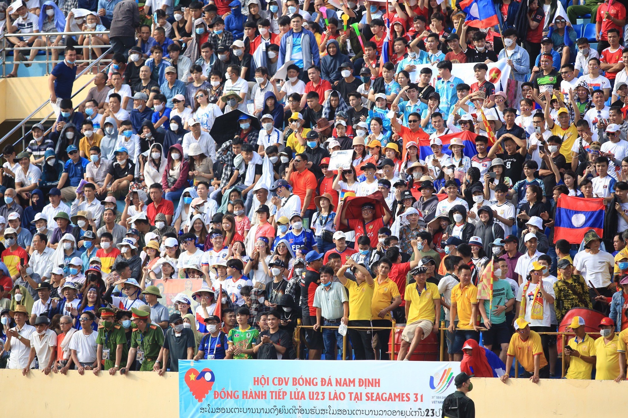 Sân Thiên Trường chật cứng khán giả ở SEA Games 31 dù không có U.22 Việt Nam thi đấu