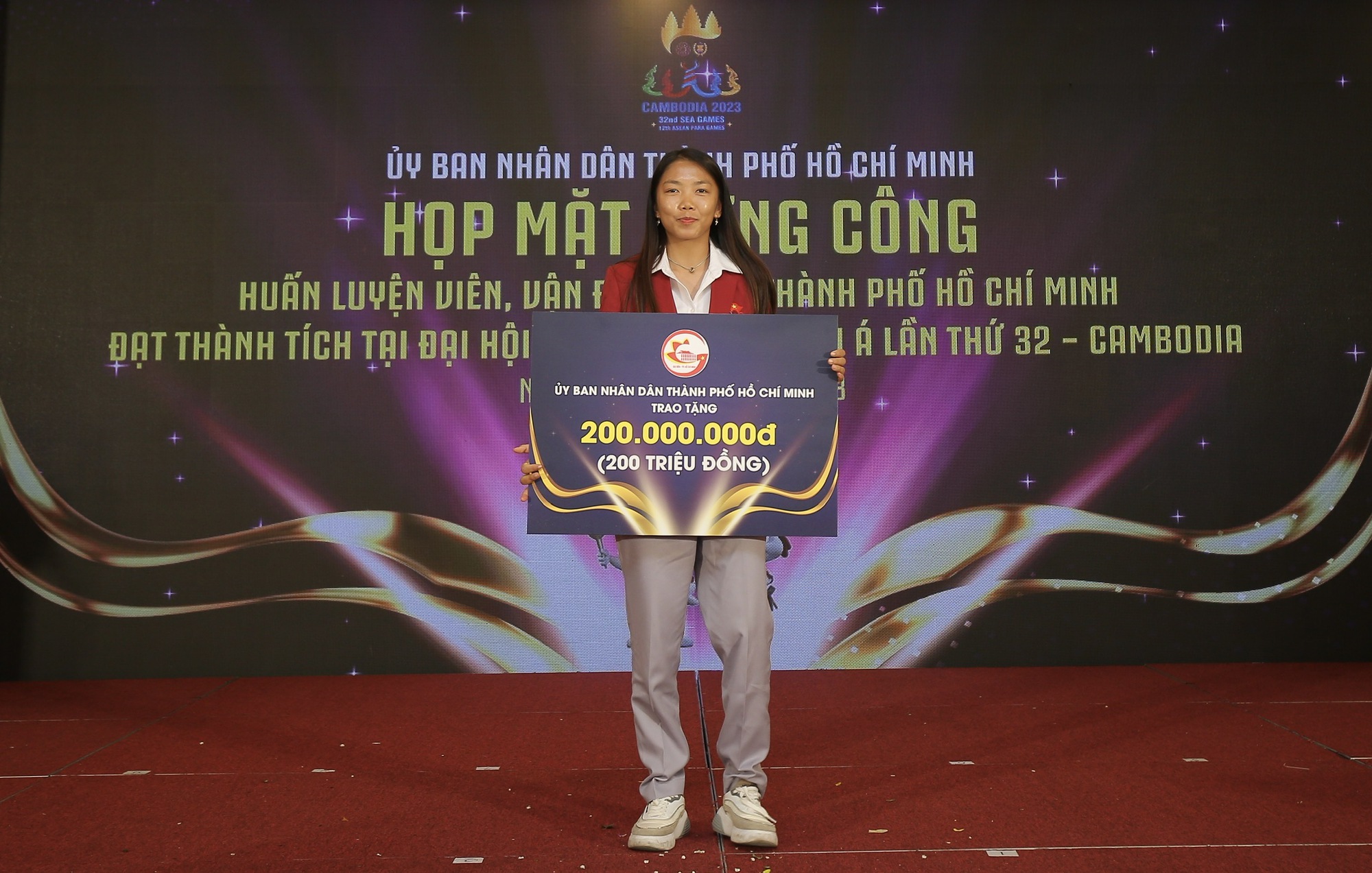 Huỳnh Như nhận phần thưởng đặc biệt trong lễ mừng công của thể thao TP.HCM - Ảnh 1.