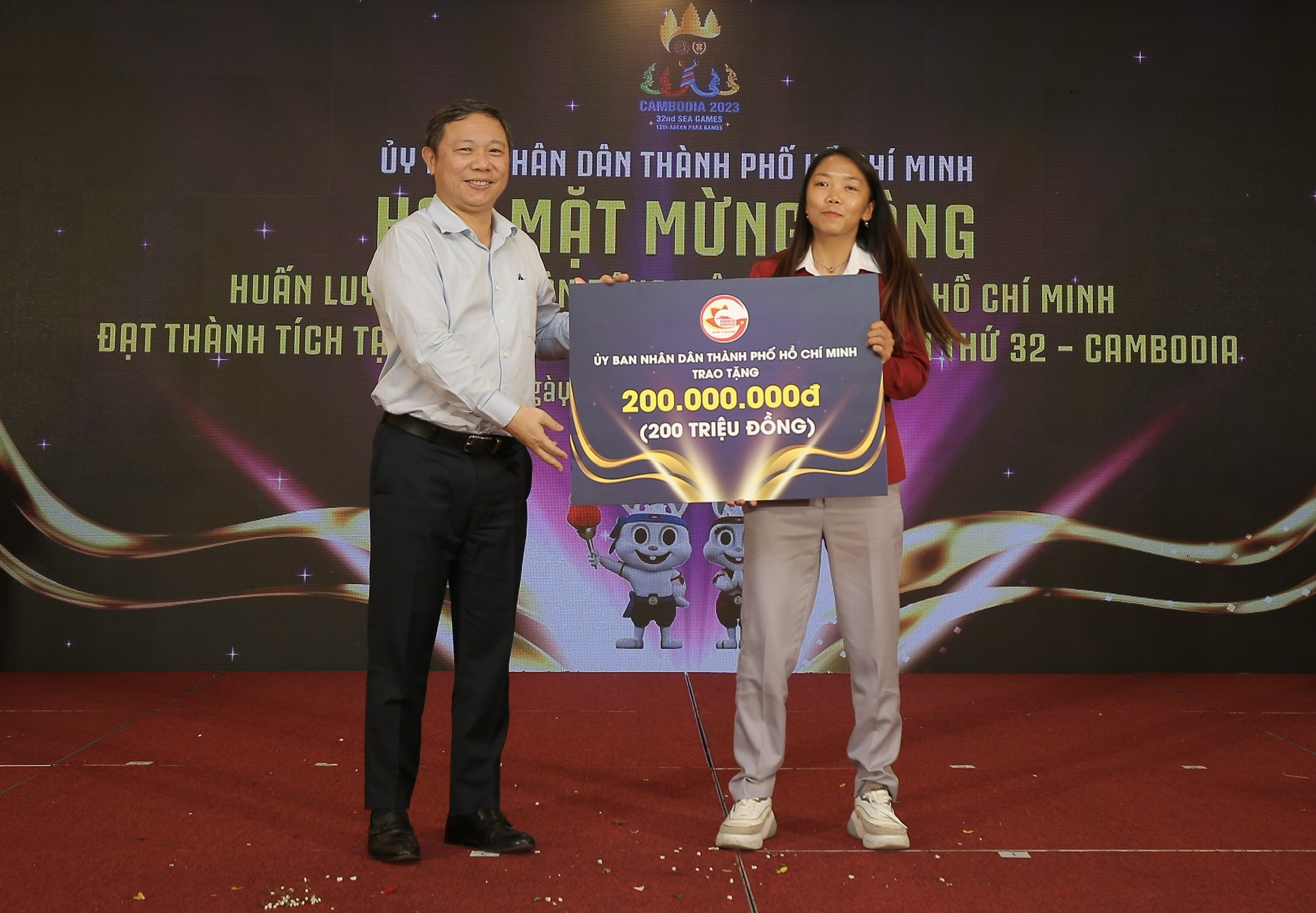 Huỳnh Như nhận phần thưởng đặc biệt trong lễ mừng công của thể thao TP.HCM - Ảnh 2.