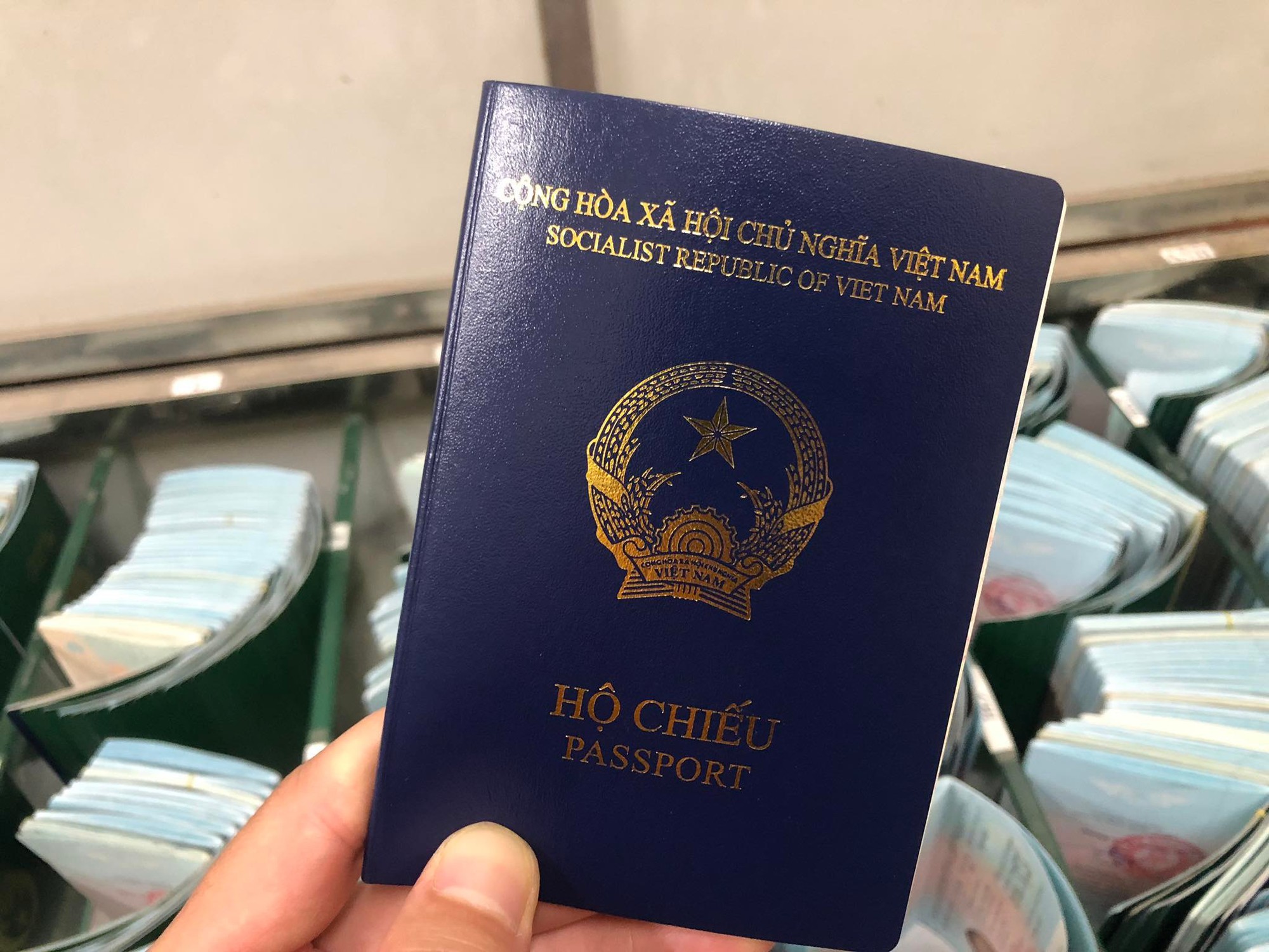 Bộ Công an đề xuất hủy giá trị hộ chiếu với người bị truy nã - Ảnh 1.
