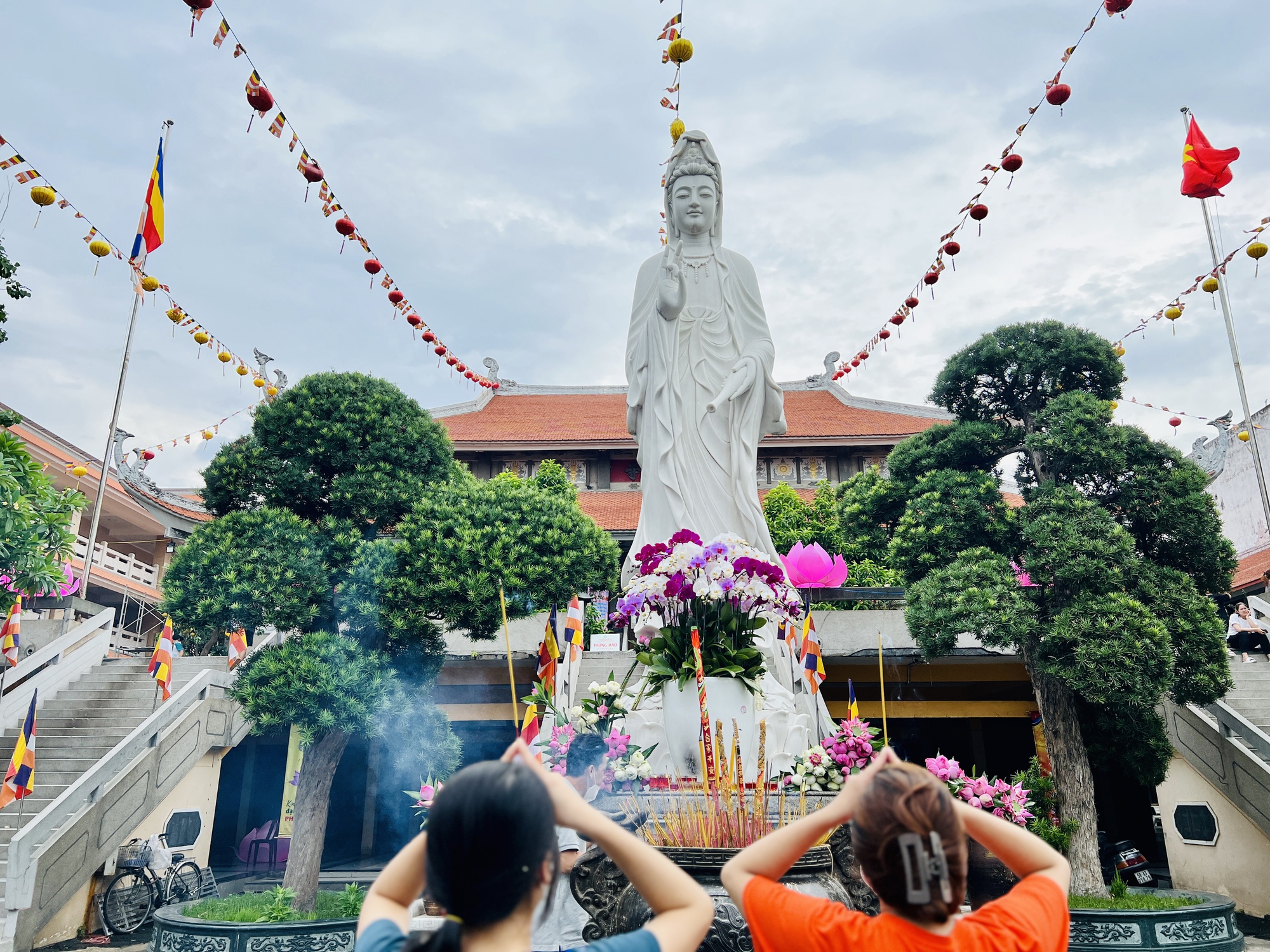 Người dân TP.HCM đi chùa cầu bình an suốt tuần đại lễ Phật đản - Ảnh 4.