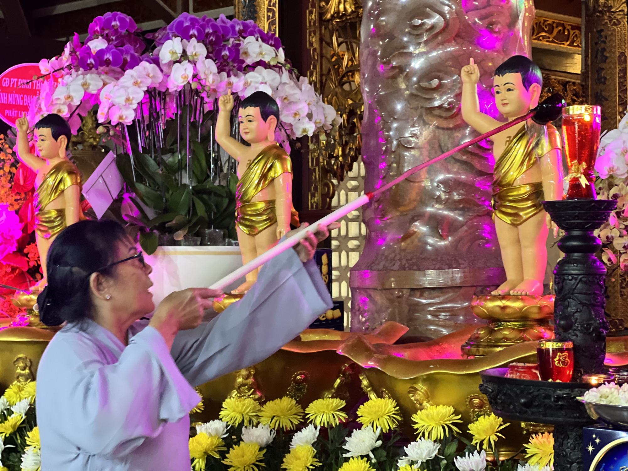 Người dân TP.HCM đi chùa cầu bình an suốt tuần đại lễ Phật đản - Ảnh 6.