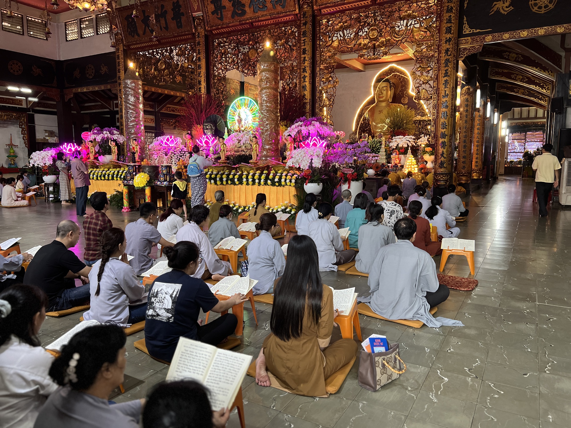 Người dân TP.HCM đi chùa cầu bình an suốt tuần đại lễ Phật đản - Ảnh 5.