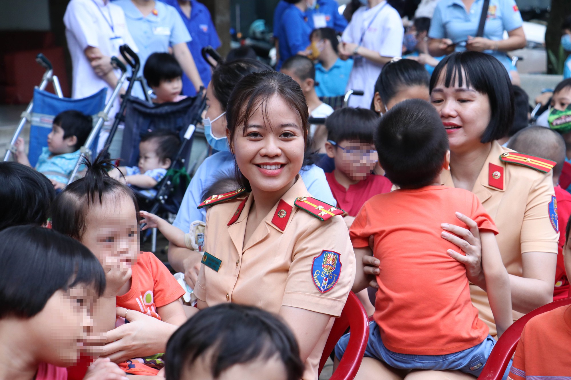 Nữ CSGT tổ chức Tết thiếu nhi cho 300 trẻ tàn tật: 'Chỉ cần các con cười' - Ảnh 2.