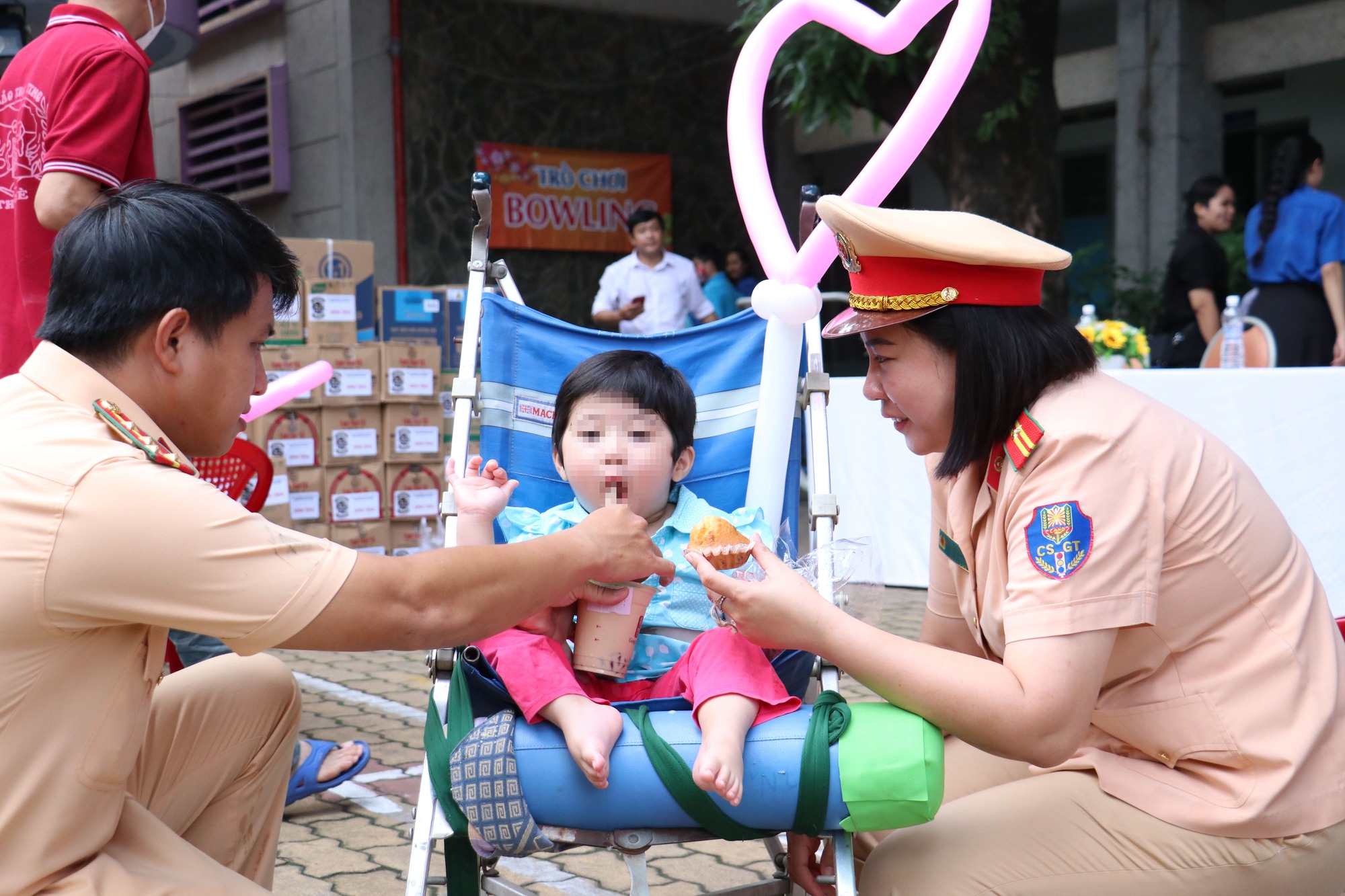 Nữ CSGT tổ chức Tết thiếu nhi cho 300 trẻ tàn tật: 'Chỉ cần các con cười' - Ảnh 3.