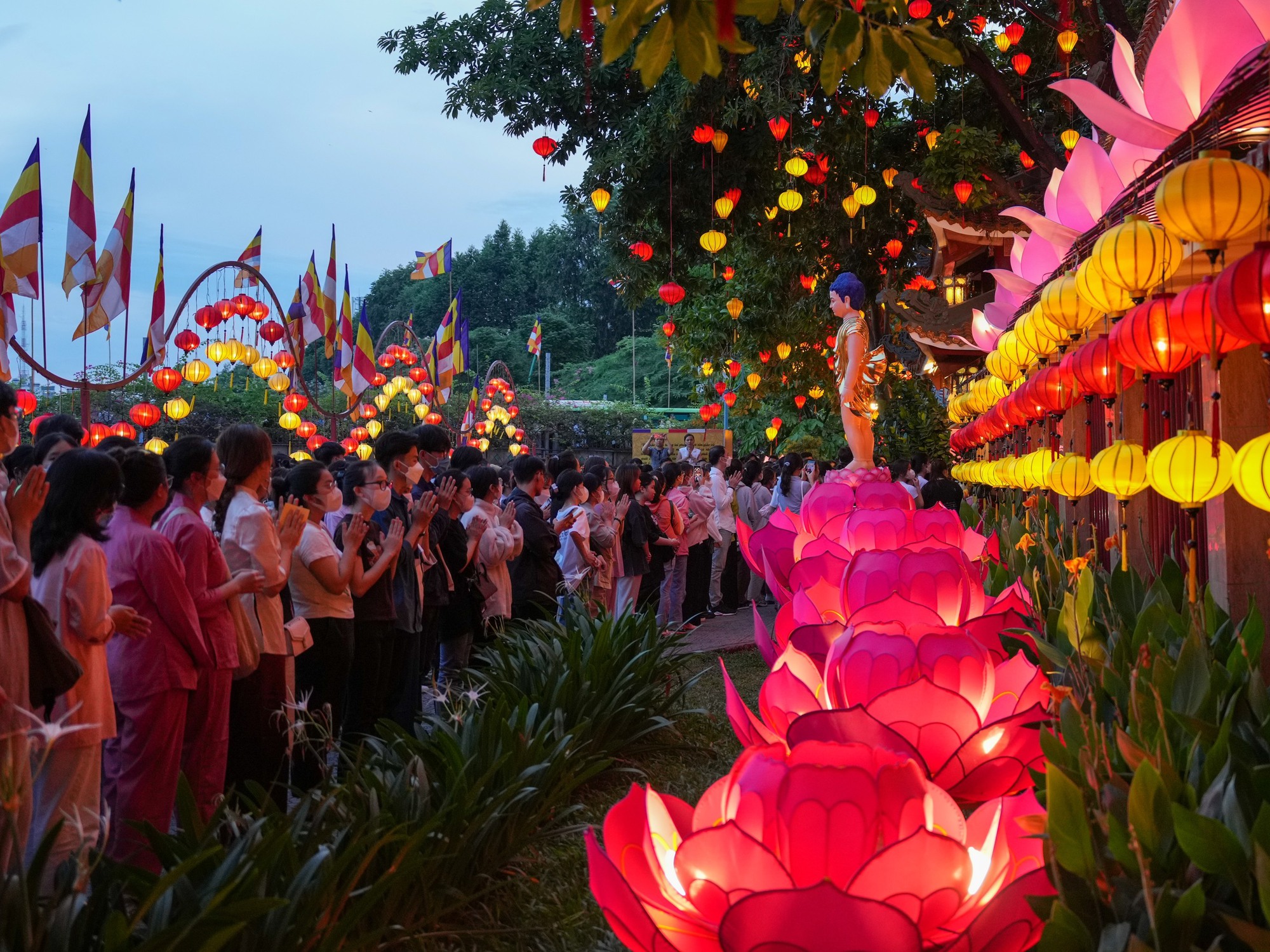 Người dân TP.HCM đi chùa cầu bình an suốt tuần đại lễ Phật đản - Ảnh 2.