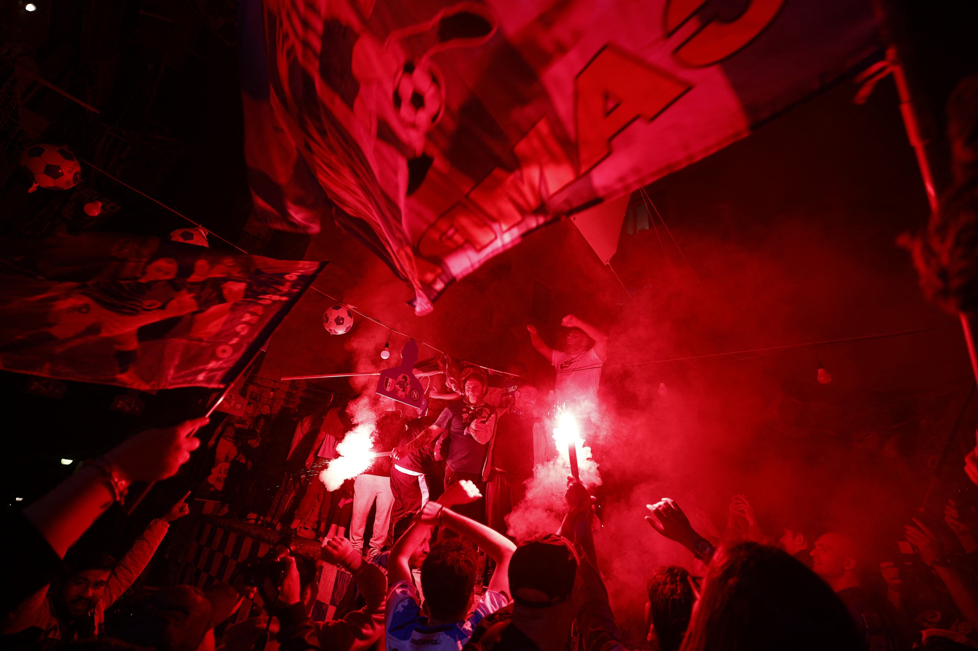 Thành phố Napoli rực lửa sau chức vô địch Serie A - Ảnh 9.