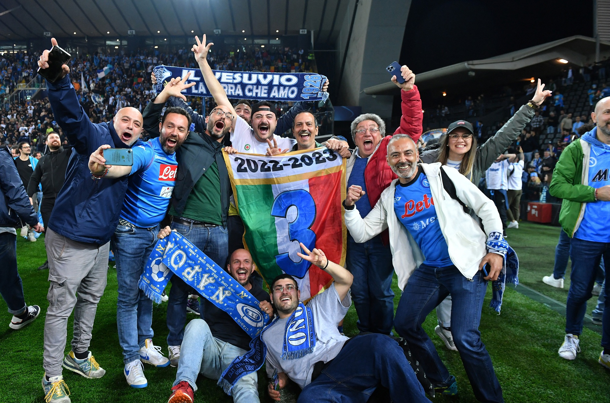 Thành phố Napoli rực lửa sau chức vô địch Serie A - Ảnh 4.