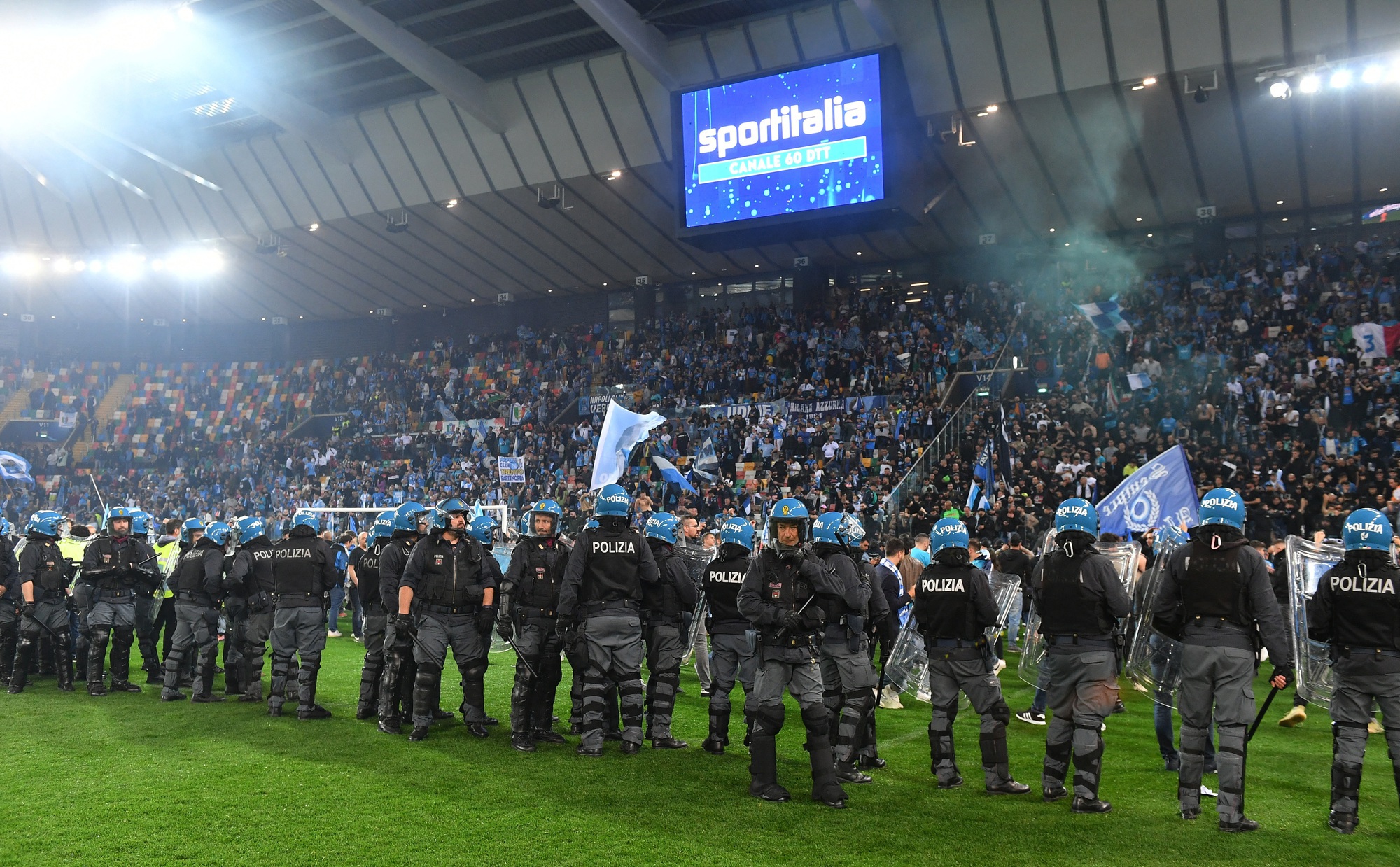 Thành phố Napoli rực lửa sau chức vô địch Serie A - Ảnh 3.