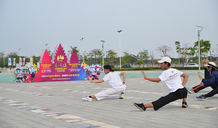 Thủ tướng Hun Sen thắp sáng đuốc khai mạc SEA Games 32 - Ảnh 1.