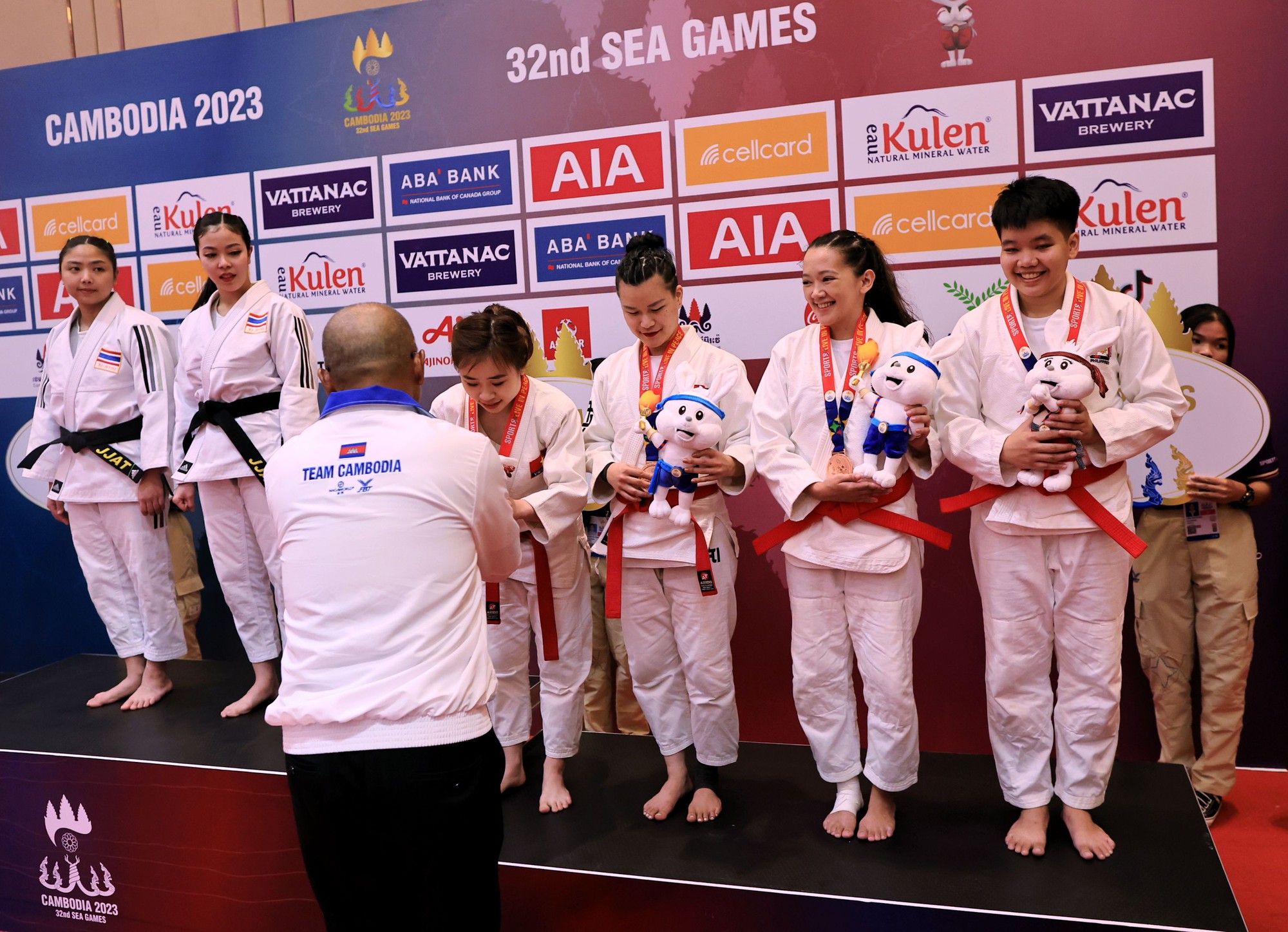 Cận cảnh võ sĩ Việt Nam đầu tiên được trao huy chương SEA Games 32 - Ảnh 5.
