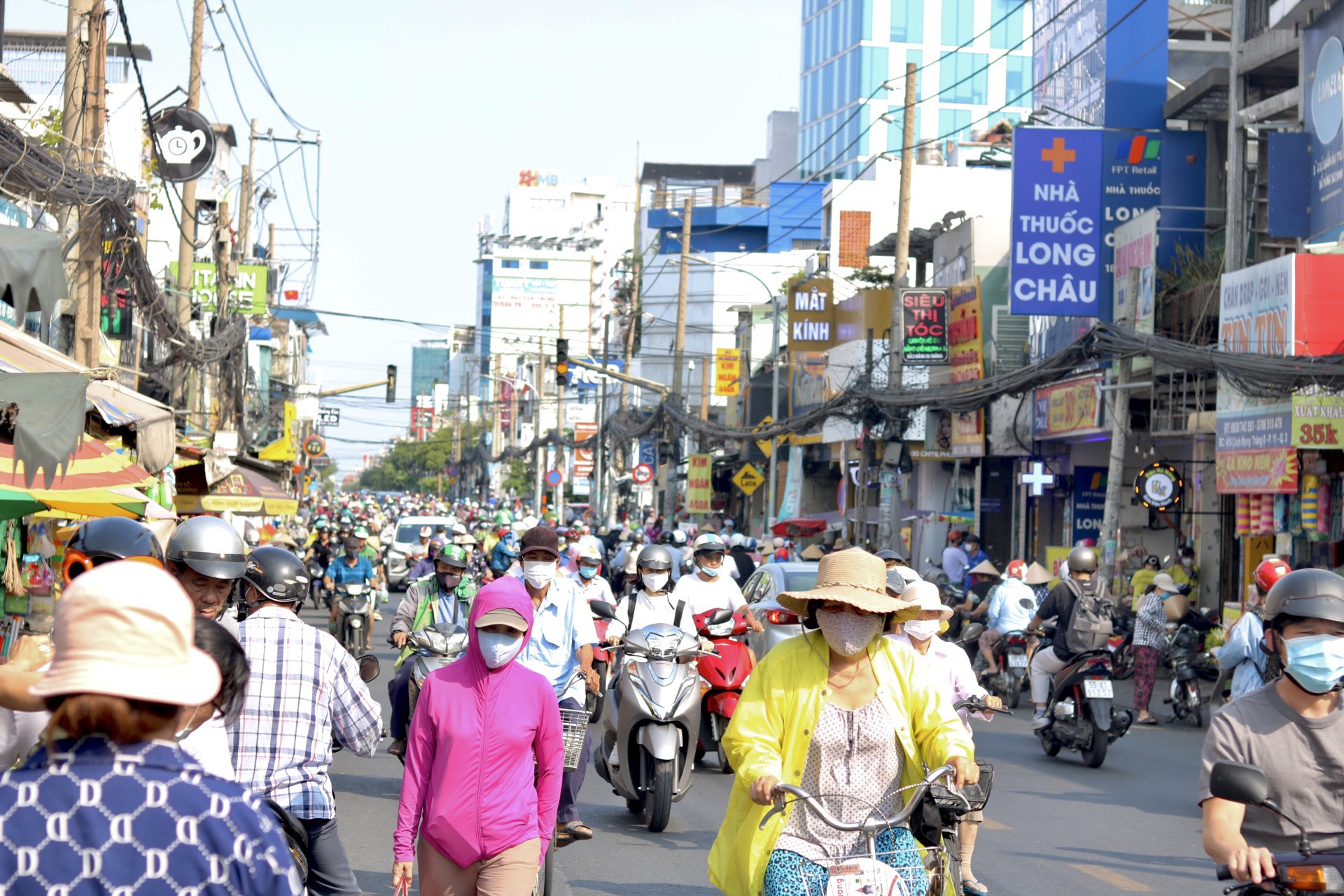 Người dân TP.HCM đi làm trở lại sau kỳ nghỉ lễ: Đường phố đông đúc - Ảnh 6.