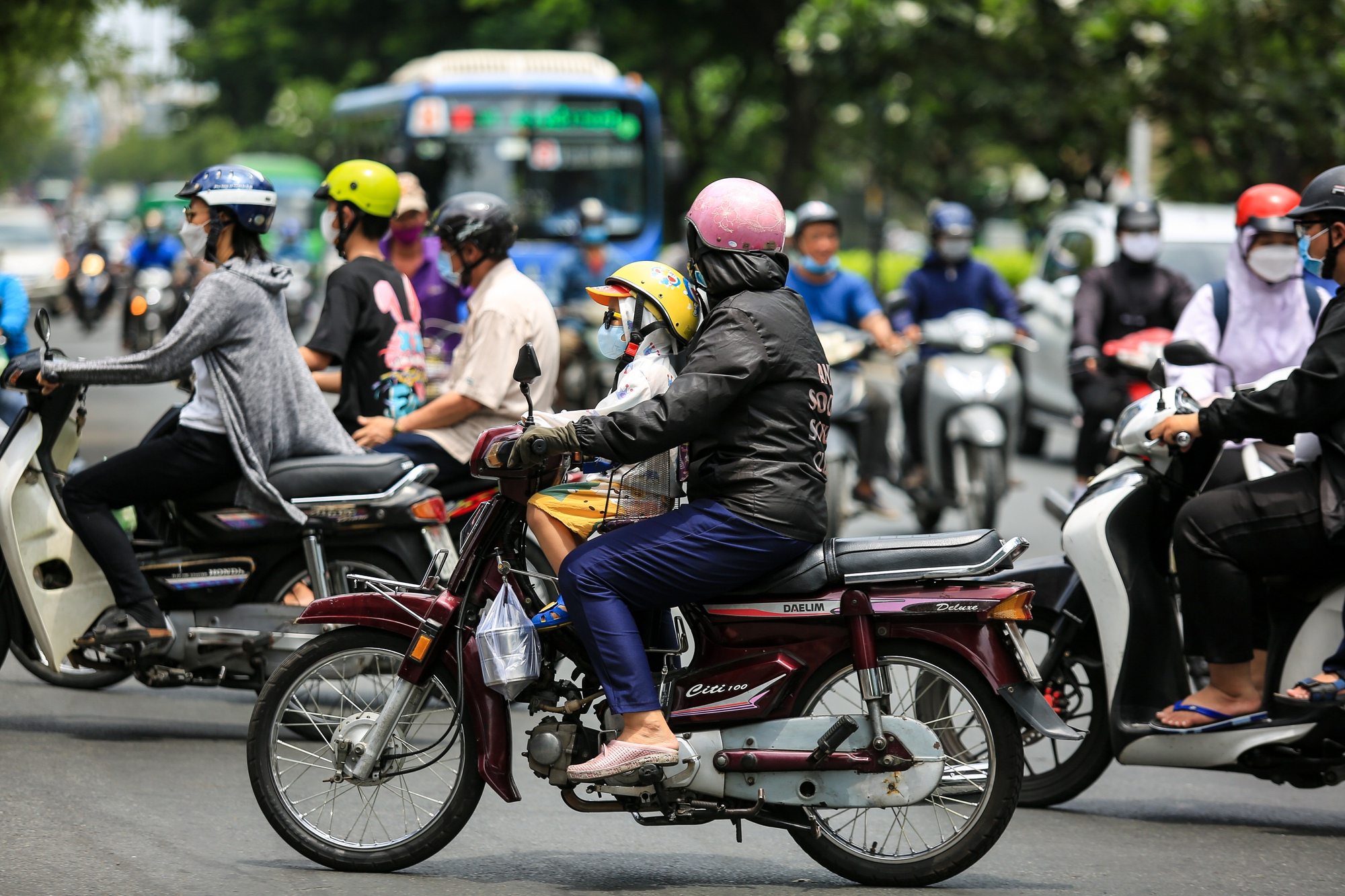 Người dân TP.HCM miệt mài tay làm tay lau mồ hôi mưu sinh dưới trời nắng nóng - Ảnh 10.