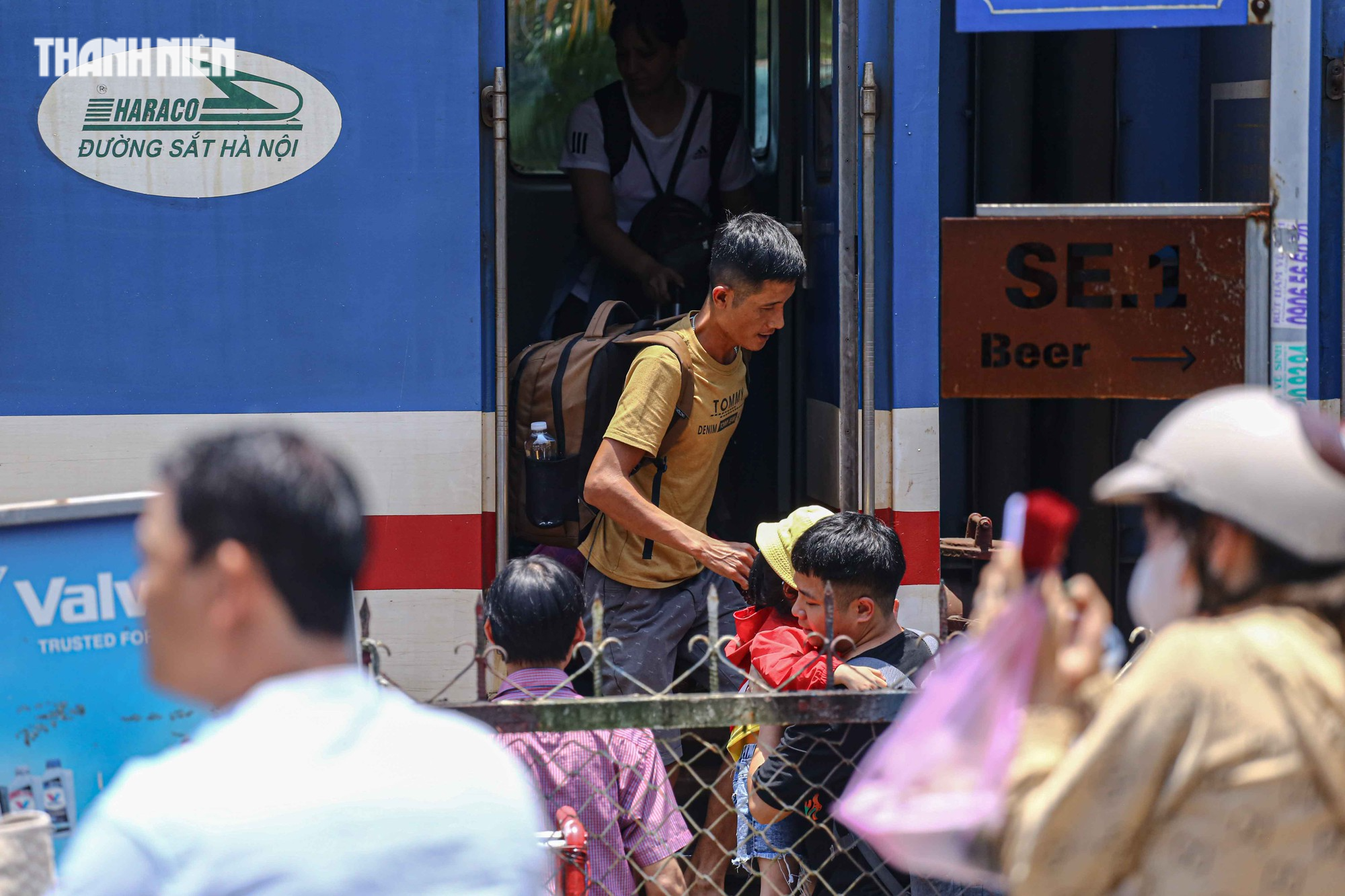 Tàu SE1 trật bánh khỏi đường ray tại Huế, hàng trăm hành khách hoảng loạn - Ảnh 7.