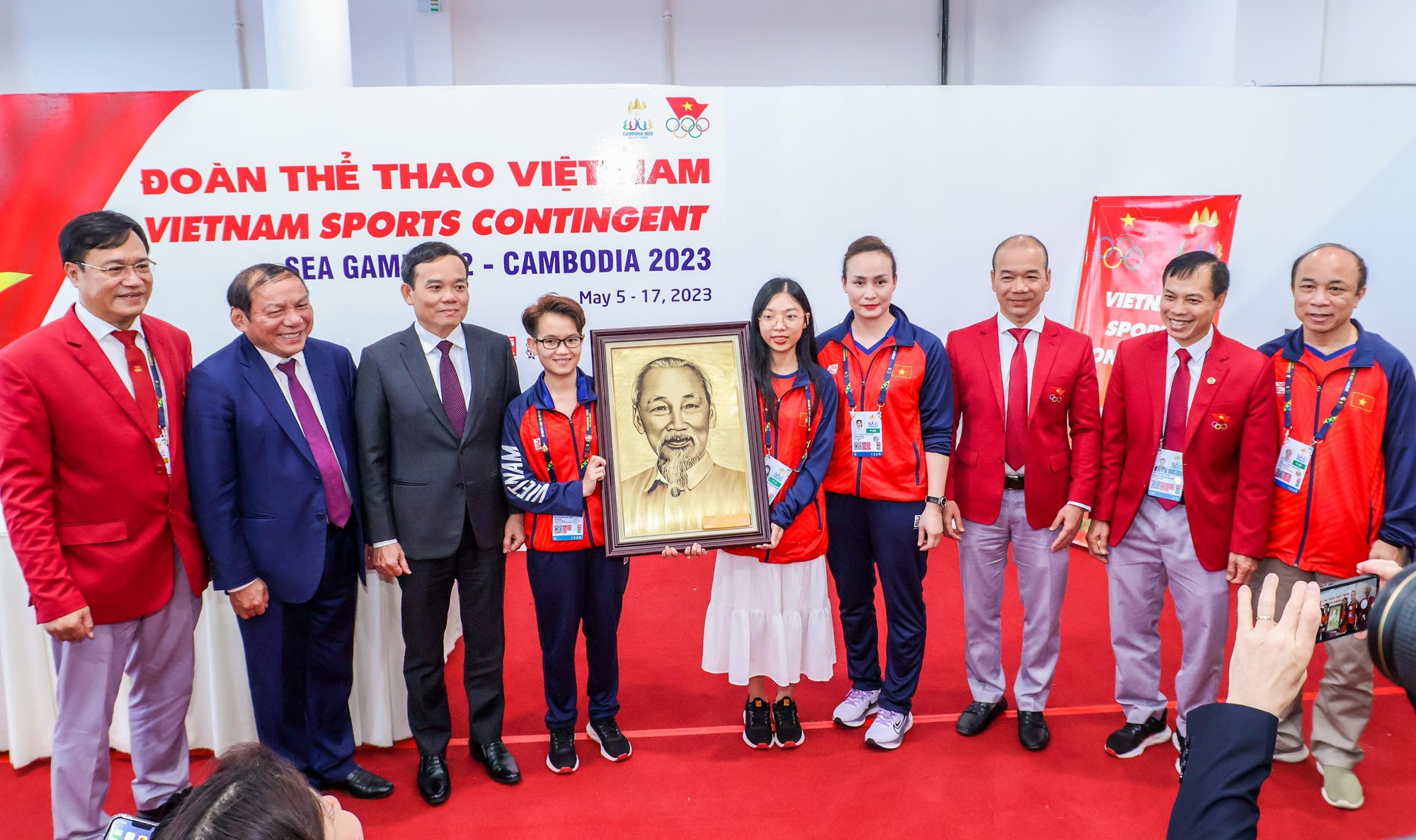 Phó thủ tướng Trần Lưu Quang thăm đoàn thể thao Việt Nam tại làng VĐV SEA Games - Ảnh 1.