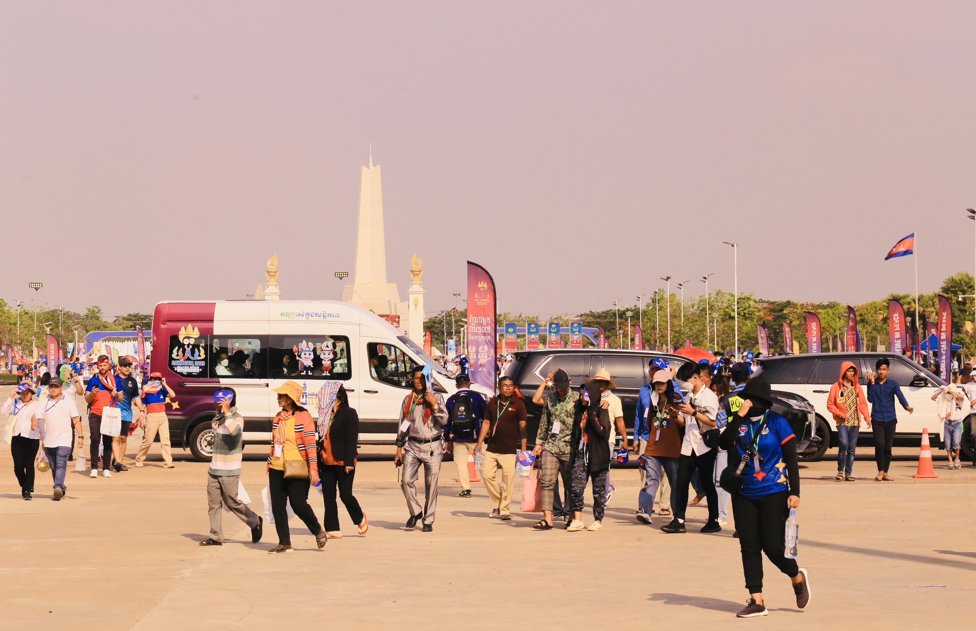 SEA Games 32: Hàng chục nghìn khán giả Campuchia  kiên nhẫn đội nắng chờ đến giờ G - Ảnh 11.