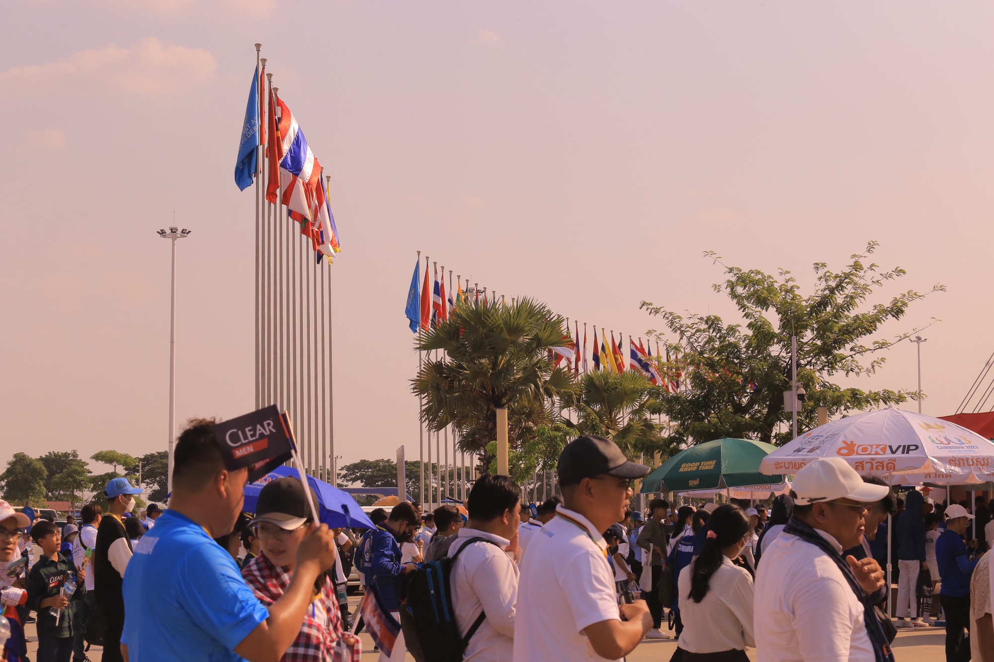 SEA Games 32: Hàng chục nghìn khán giả Campuchia  kiên nhẫn đội nắng chờ đến giờ G - Ảnh 6.
