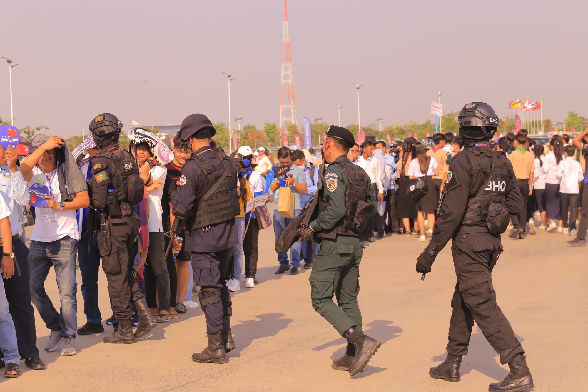 SEA Games 32: Hàng chục nghìn khán giả Campuchia  kiên nhẫn đội nắng chờ đến giờ G - Ảnh 8.