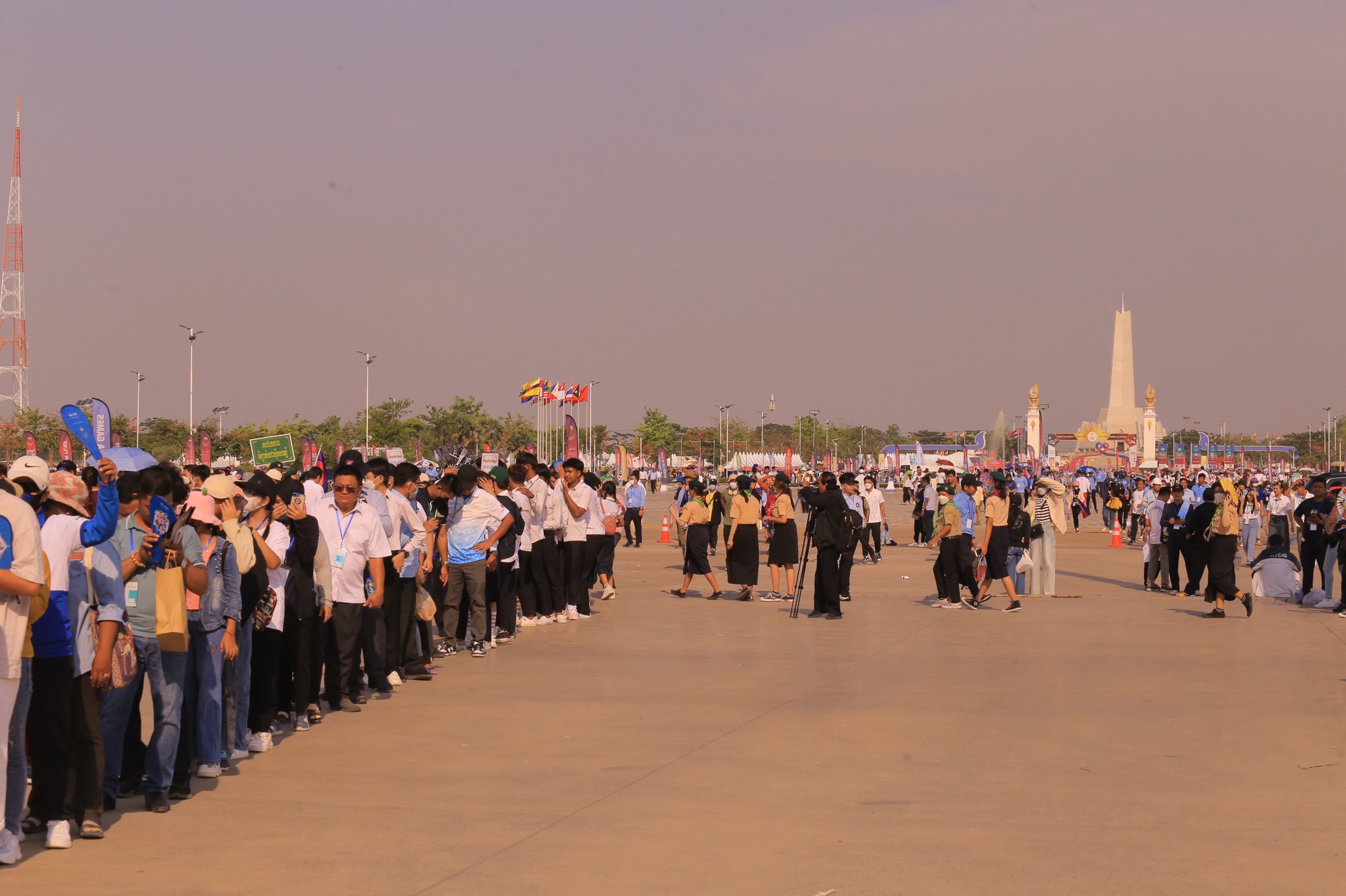 SEA Games 32: Hàng chục nghìn khán giả Campuchia  kiên nhẫn đội nắng chờ đến giờ G - Ảnh 9.