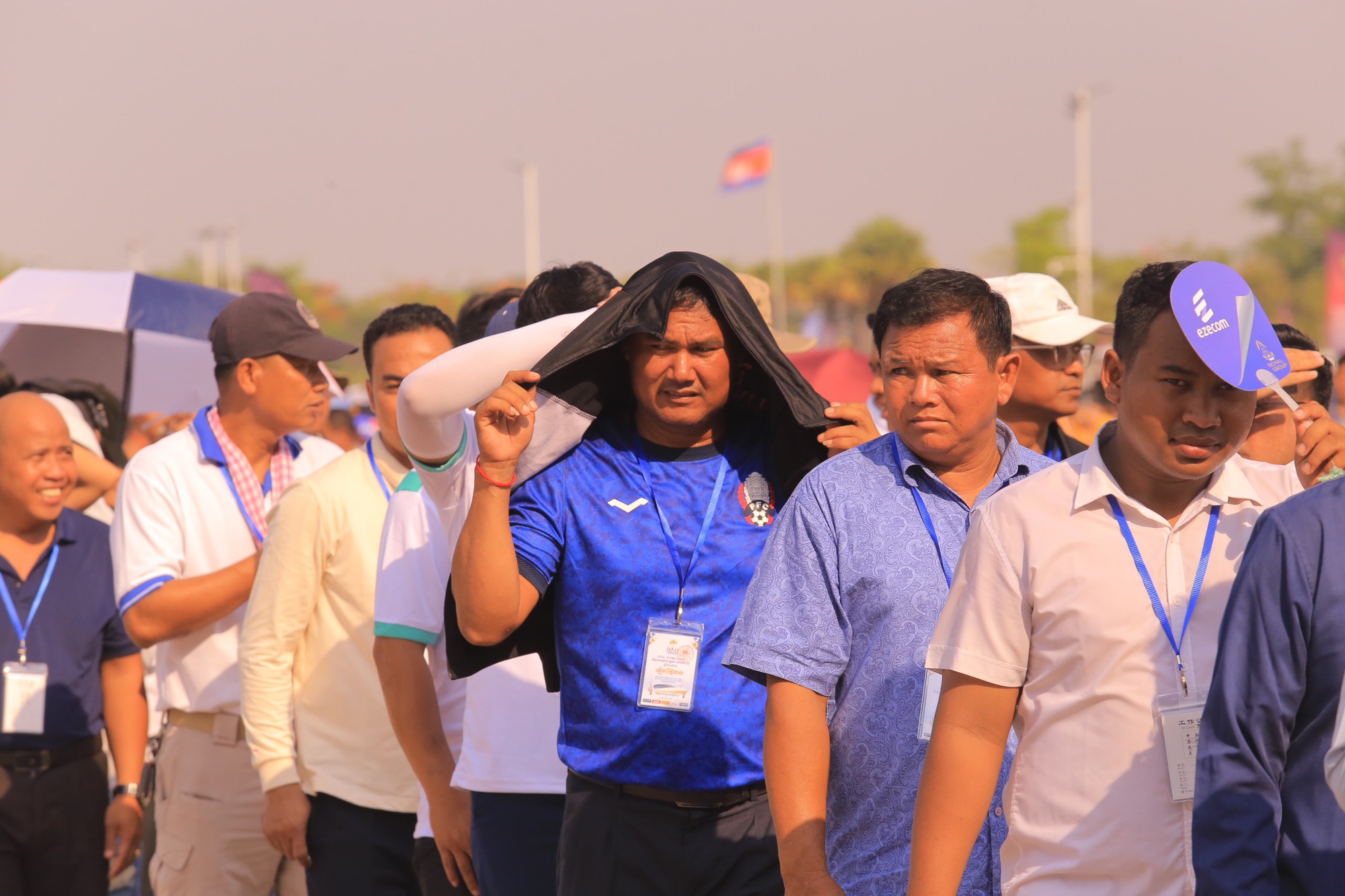 SEA Games 32: Hàng chục nghìn khán giả Campuchia  kiên nhẫn đội nắng chờ đến giờ G - Ảnh 1.