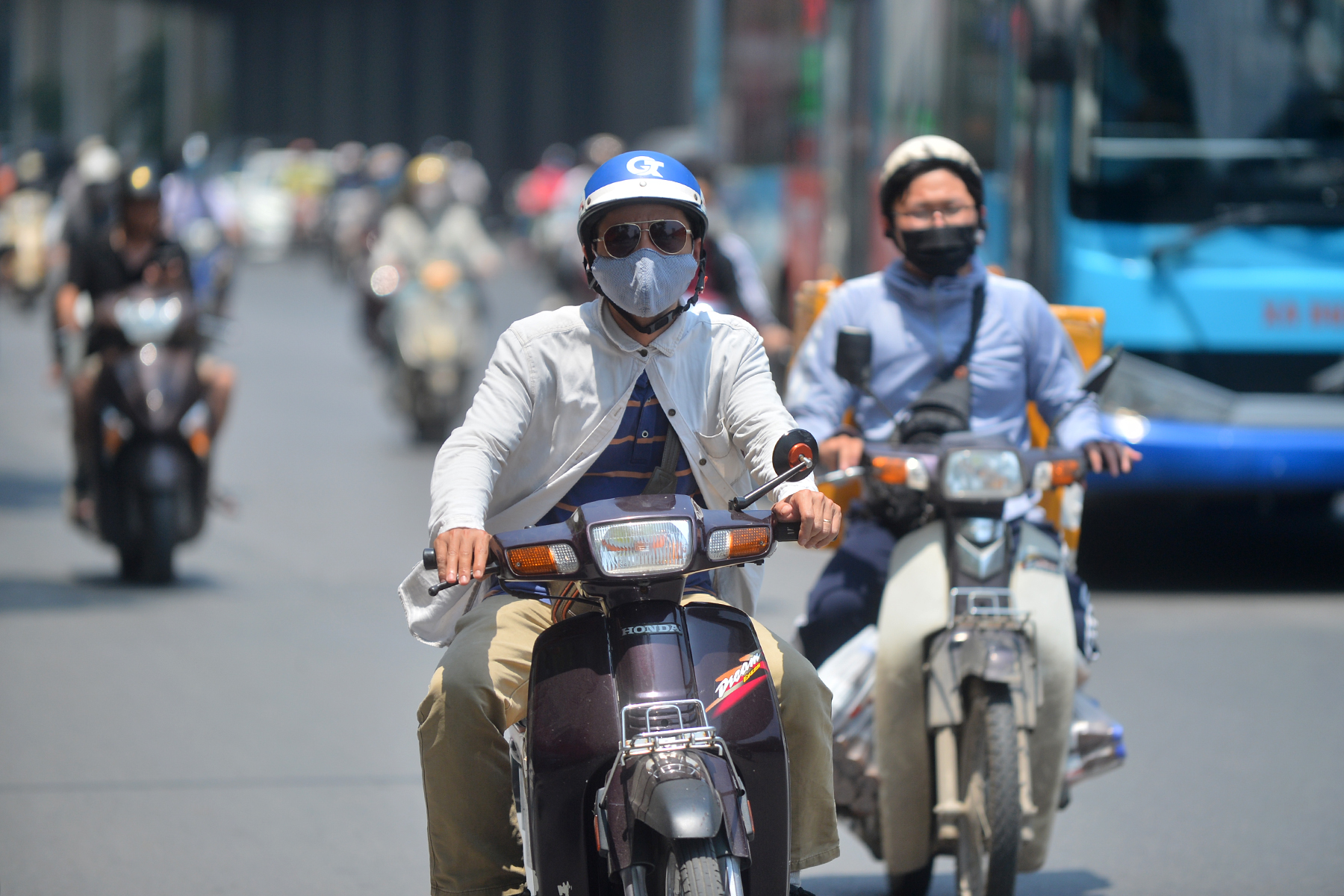 Mặt đường Hà Nội xuất hiện ảo ảnh, người lao động chật vật dưới nắng nóng - Ảnh 5.