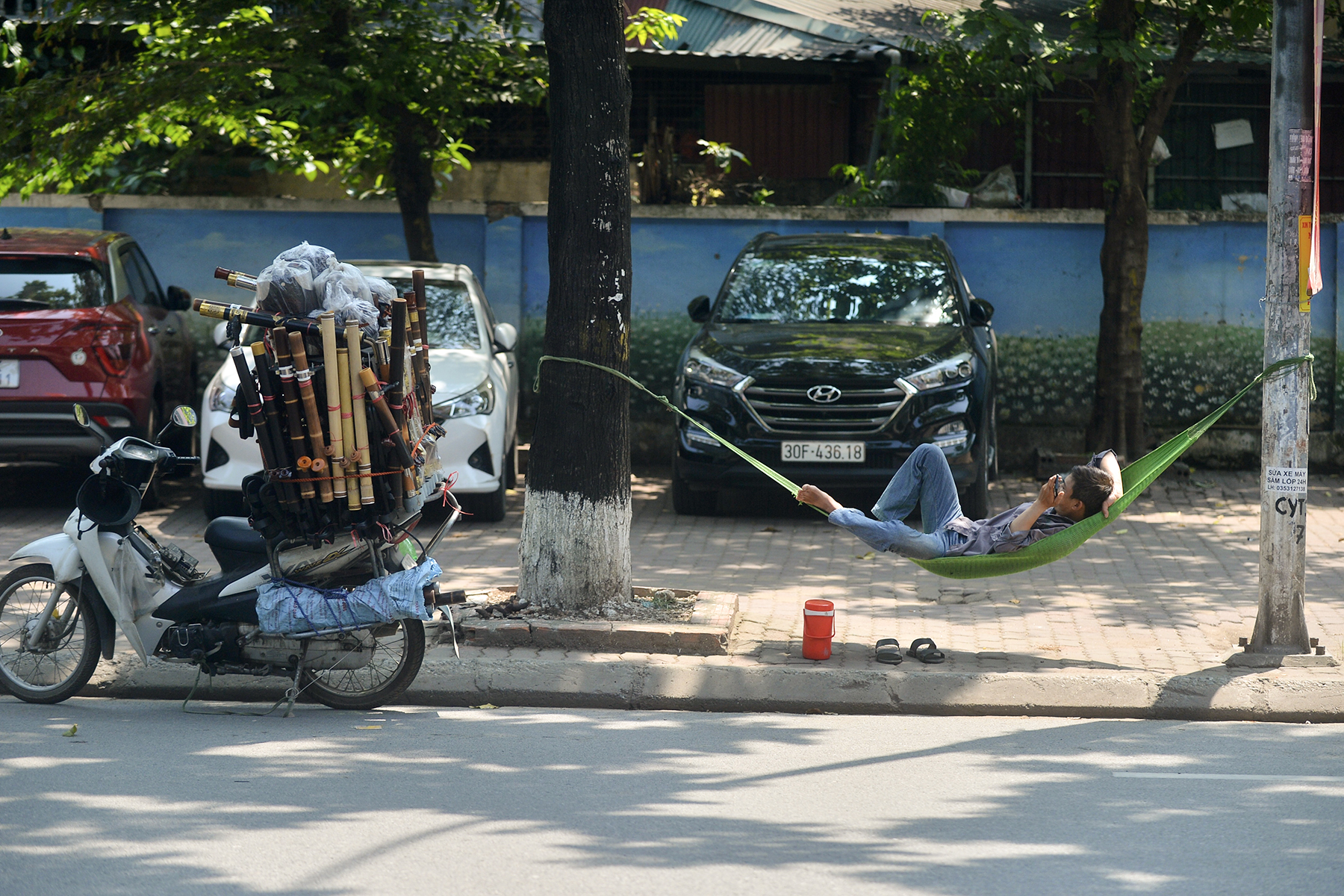 Mặt đường Hà Nội xuất hiện ảo ảnh, người lao động chật vật dưới nắng nóng - Ảnh 2.