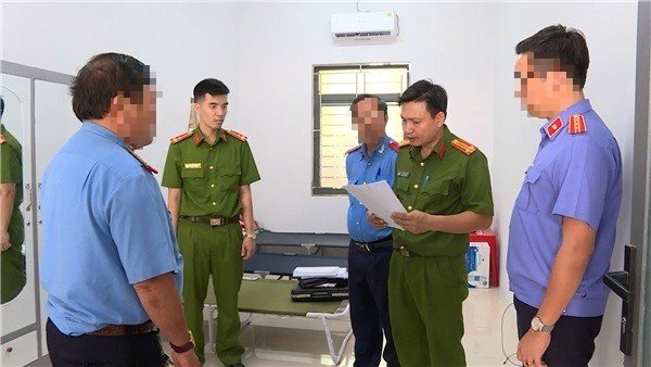 Bà Rịa-Vũng Tàu: Bắt tạm giam 4 cán bộ thanh tra giao thông nhận hối lộ   - Ảnh 1.