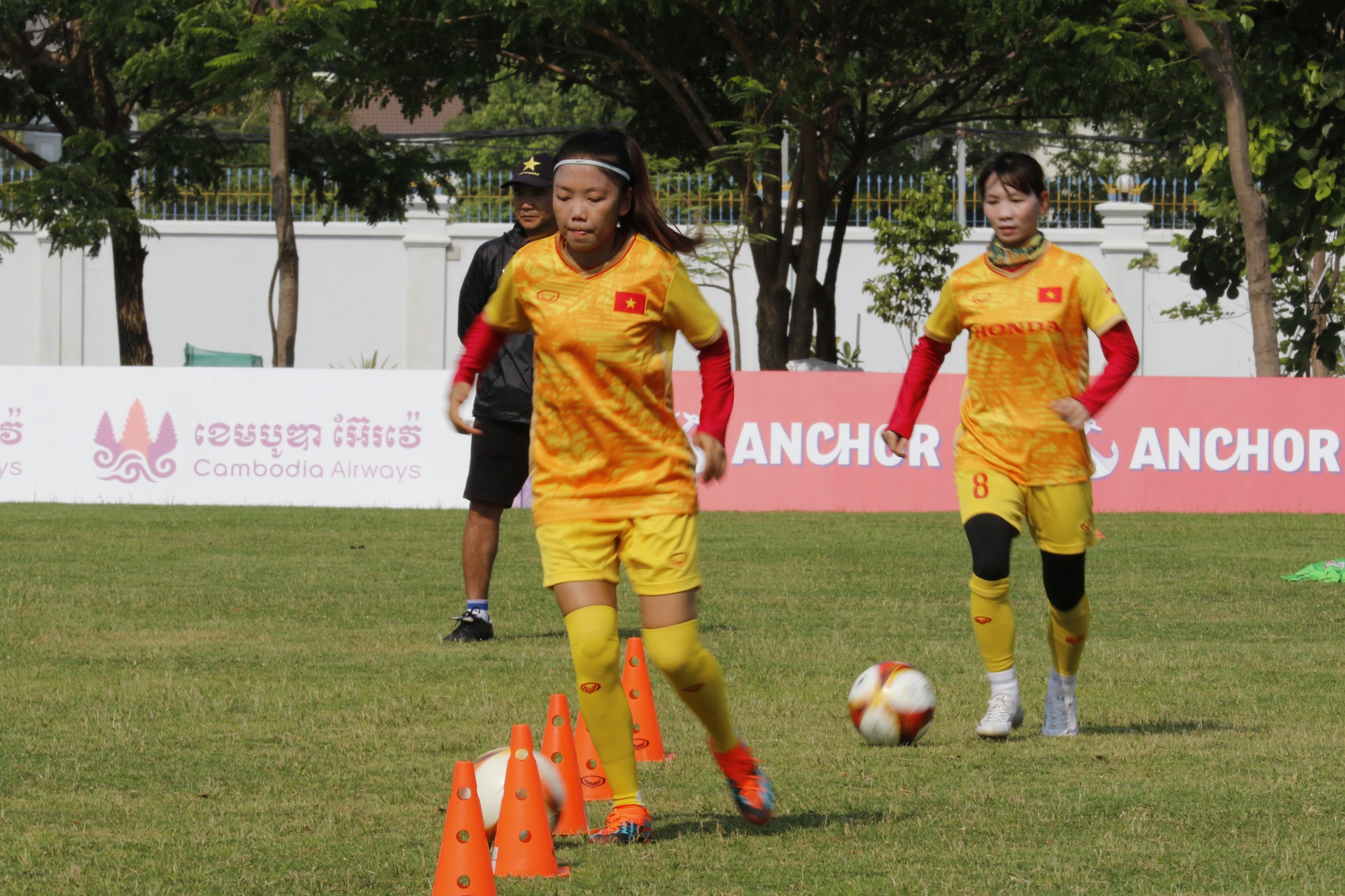Huỳnh Như và đồng đội đã sẵn sàng cho trận đấu gặp đội tuyển nữ Myanmar - Ảnh 1.