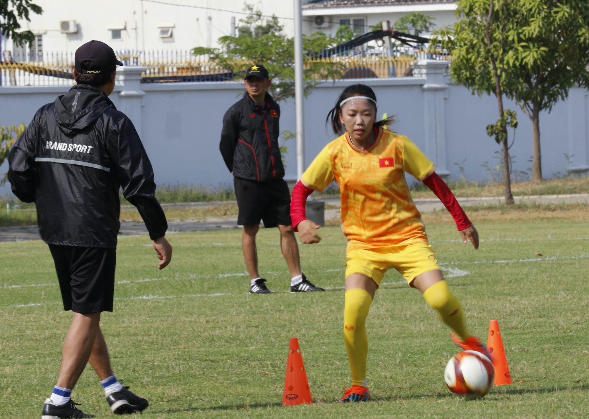 Huỳnh Như và đồng đội đã sẵn sàng cho trận đấu gặp đội tuyển nữ Myanmar - Ảnh 7.