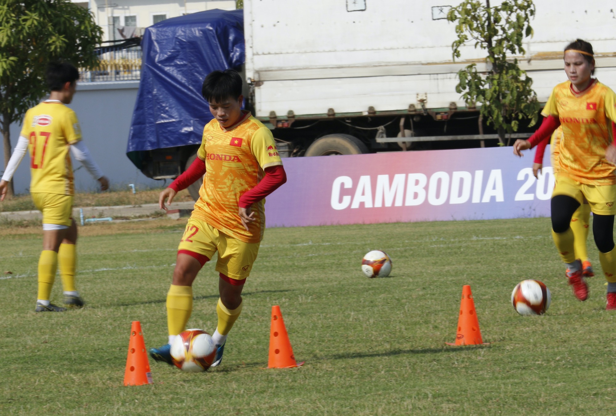 Huỳnh Như và đồng đội đã sẵn sàng cho trận đấu gặp đội tuyển nữ Myanmar - Ảnh 8.